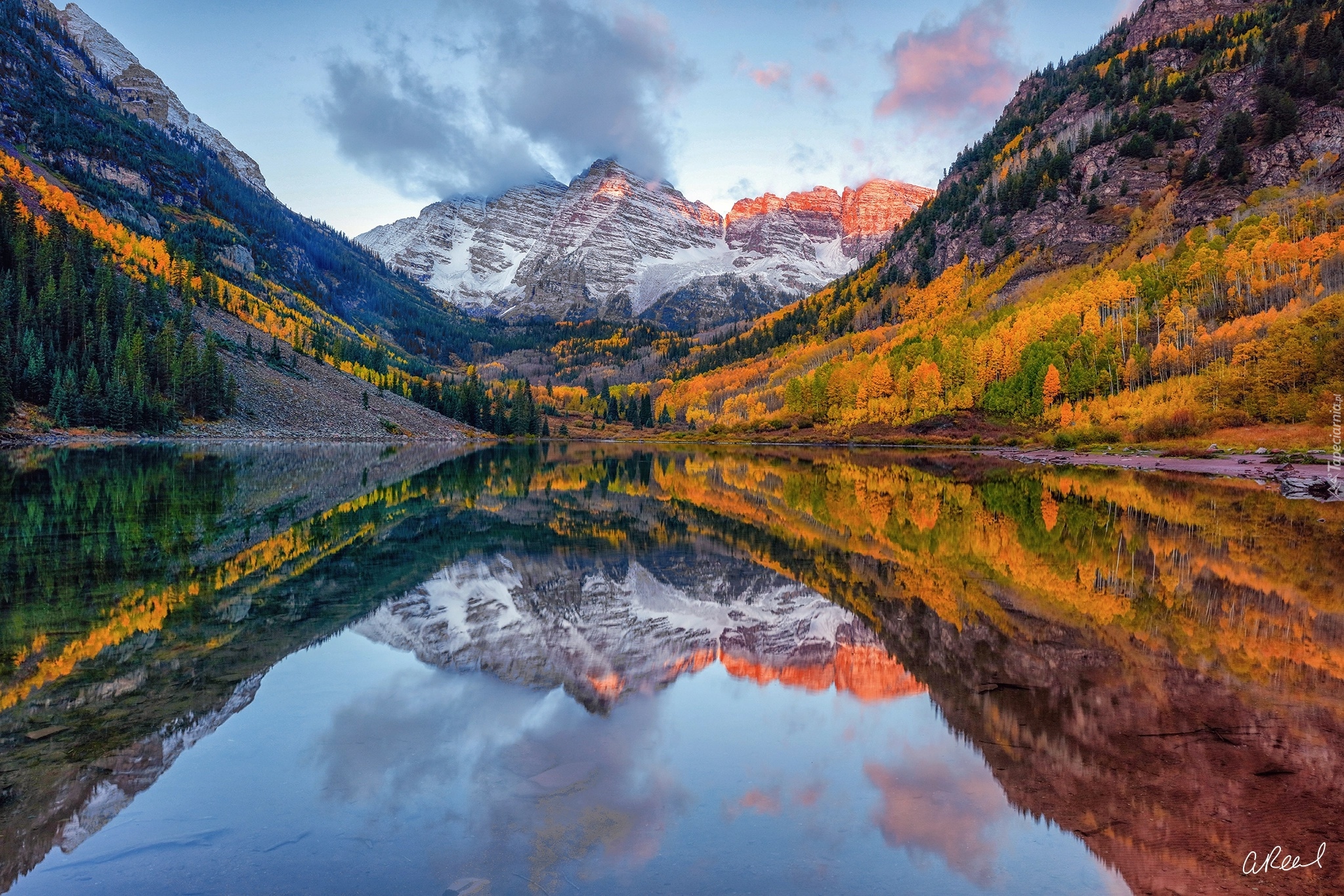 Stany Zjednoczone, Stan Kolorado, Góry Skaliste, Szczyty Maroon Bells, Jezioro Maroon Lake, Jesień, Drzewa, Chmury, Odbicie