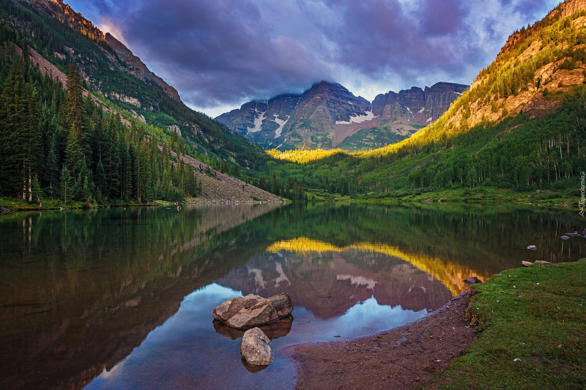 Stany Zjednoczone, Stan Kolorado, Góry Skaliste, Szczyty Maroon Bells, Jezioro Maroon Lake, Las, Kamienie, Roślinność, Odbicie