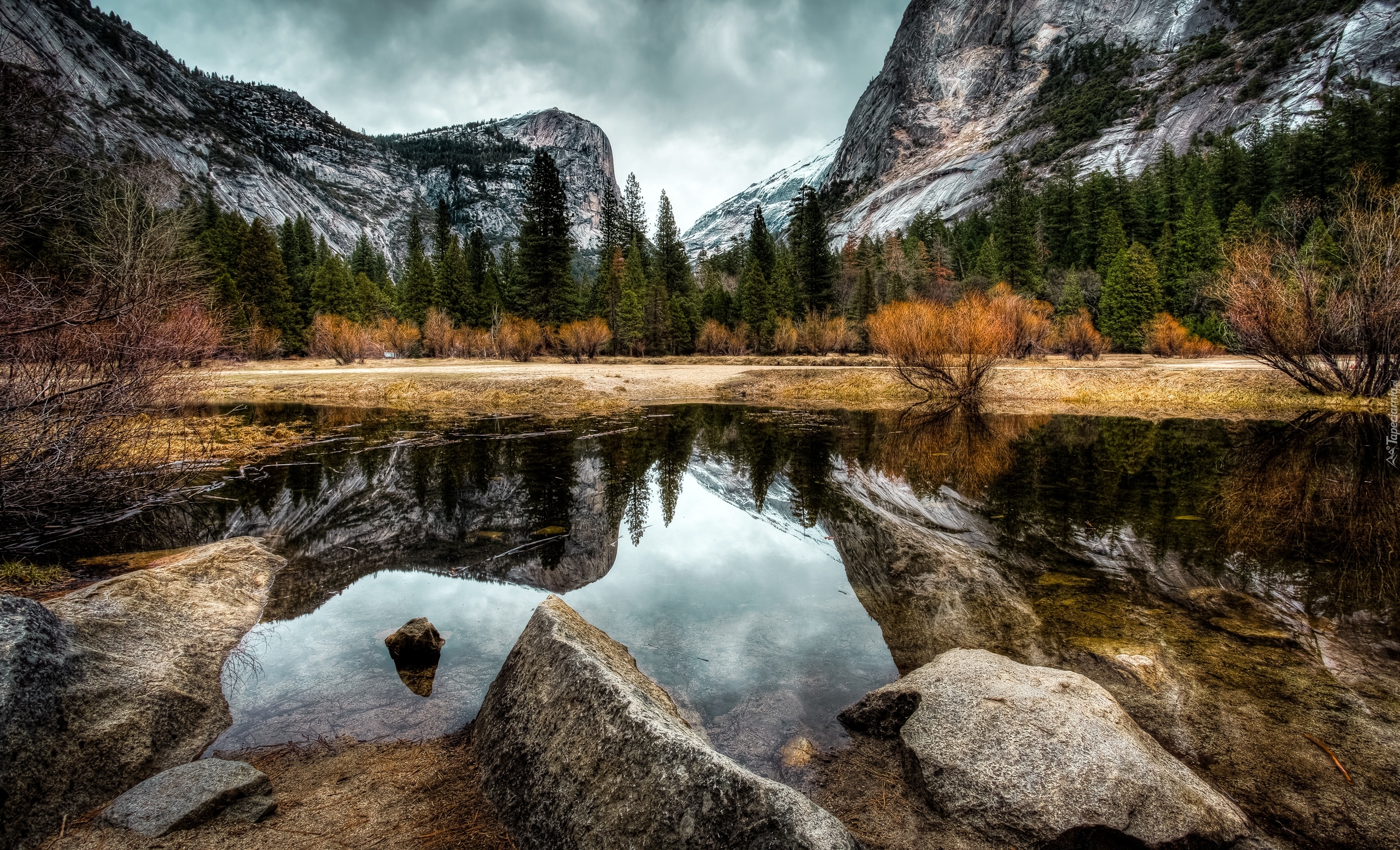 Stany Zjednoczone, Stan Kalifornia, Park Narodowy Yosemite, Góry, Szczyt Half Dome, Skały, Drzewa,  Jezioro Mirror Lake