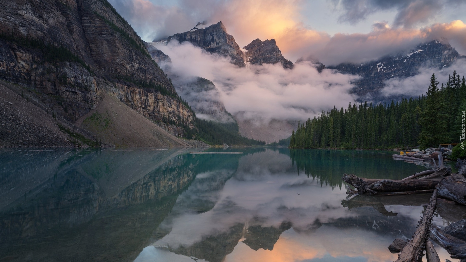 Kanada, Alberta, Park Narodowy Banff, Jezioro Moraine, Góry, Drzewa, Chmury
