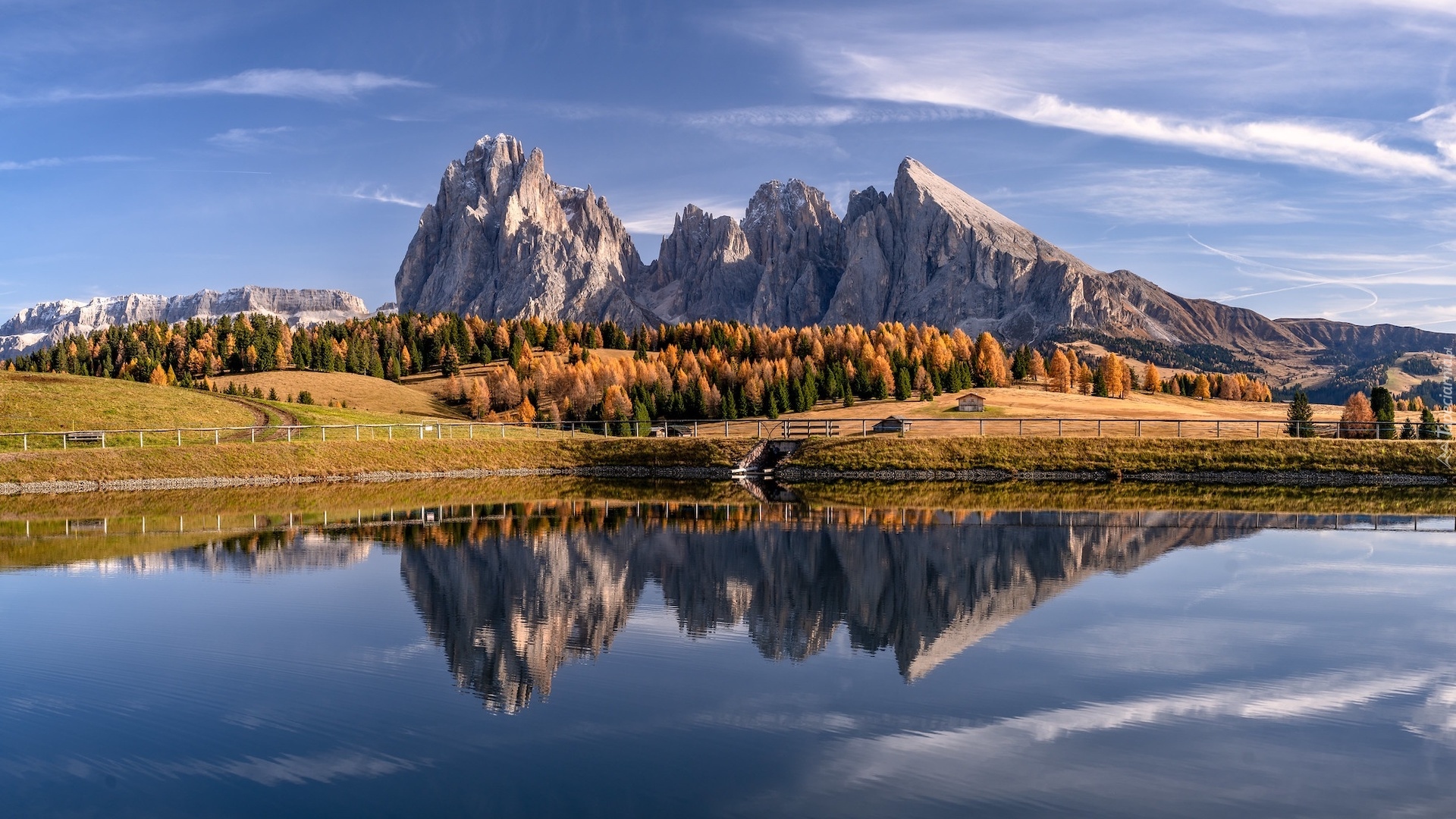 Włochy, Południowy Tyrol, Góry, Dolomity, Seiser Alm, Jezioro, Odbicie, Jesień