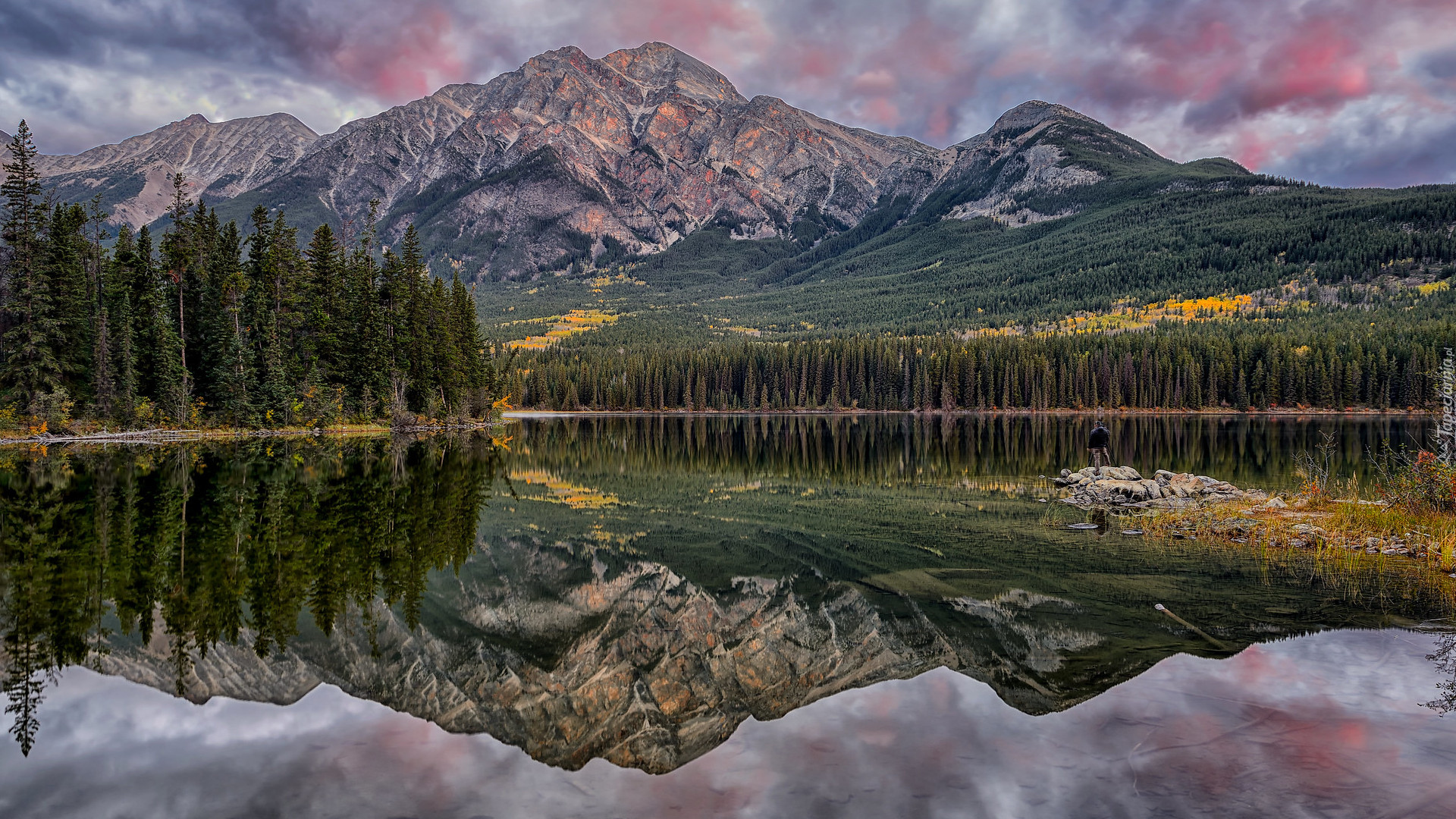 Kanada, Alberta, Park Narodowy Jasper, Góry, Pyramid Peak, Jezioro, Pyramid Lake, Drzewa, Odbicie