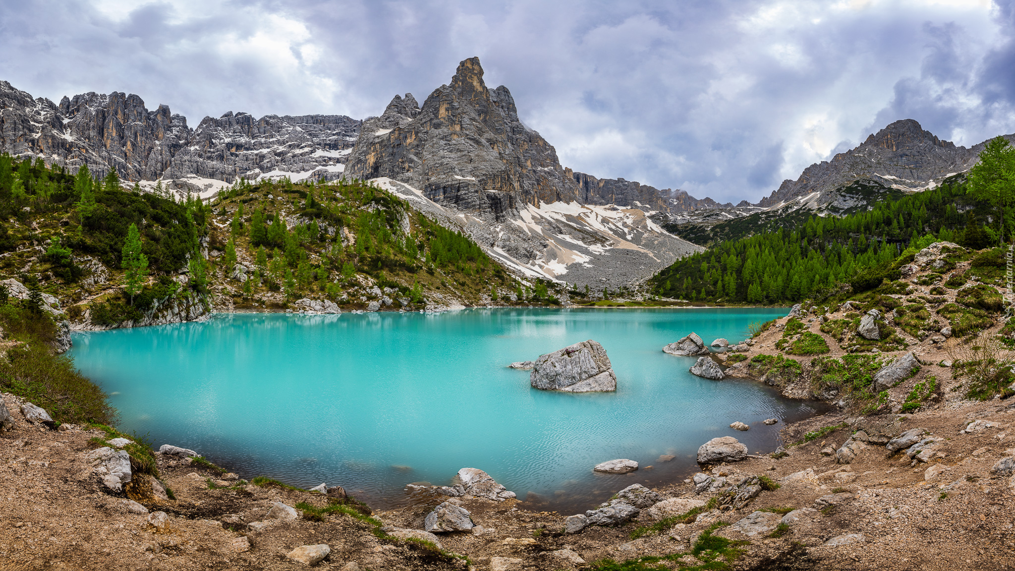 Włochy, Prowincja Belluno, Góry, Dolomity, Masyw Sorapiss, Jezioro Sorapis, Kamienie