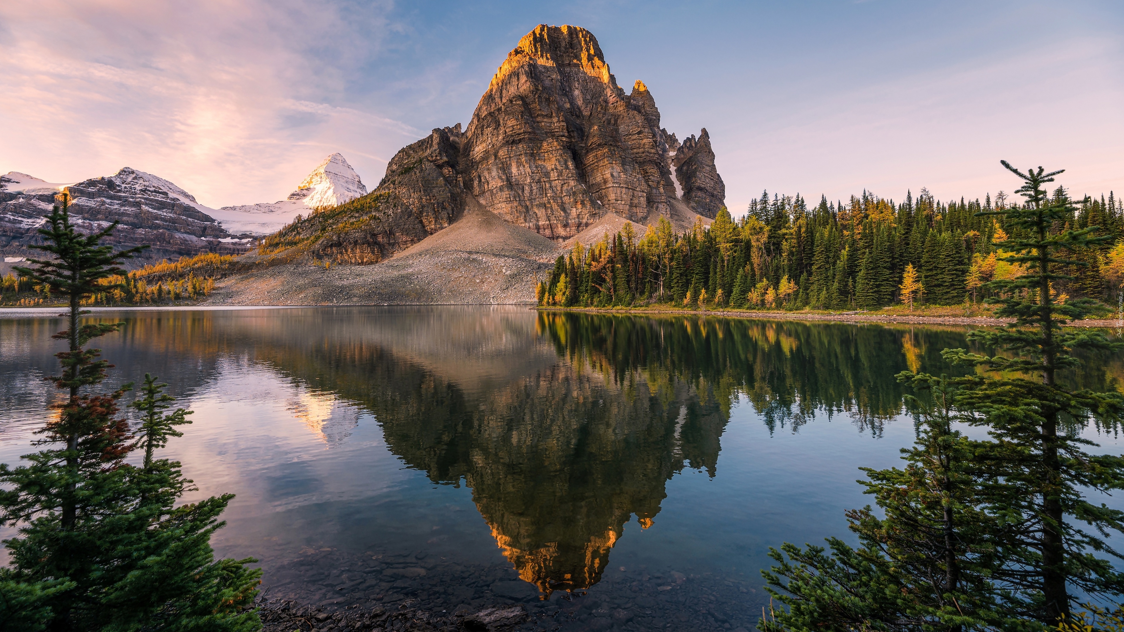 Kanada, Prowincja Alberta, Jezioro Sunburst, Góry, Mount Assiniboine, Lasy, Drzewa, Wschód słońca