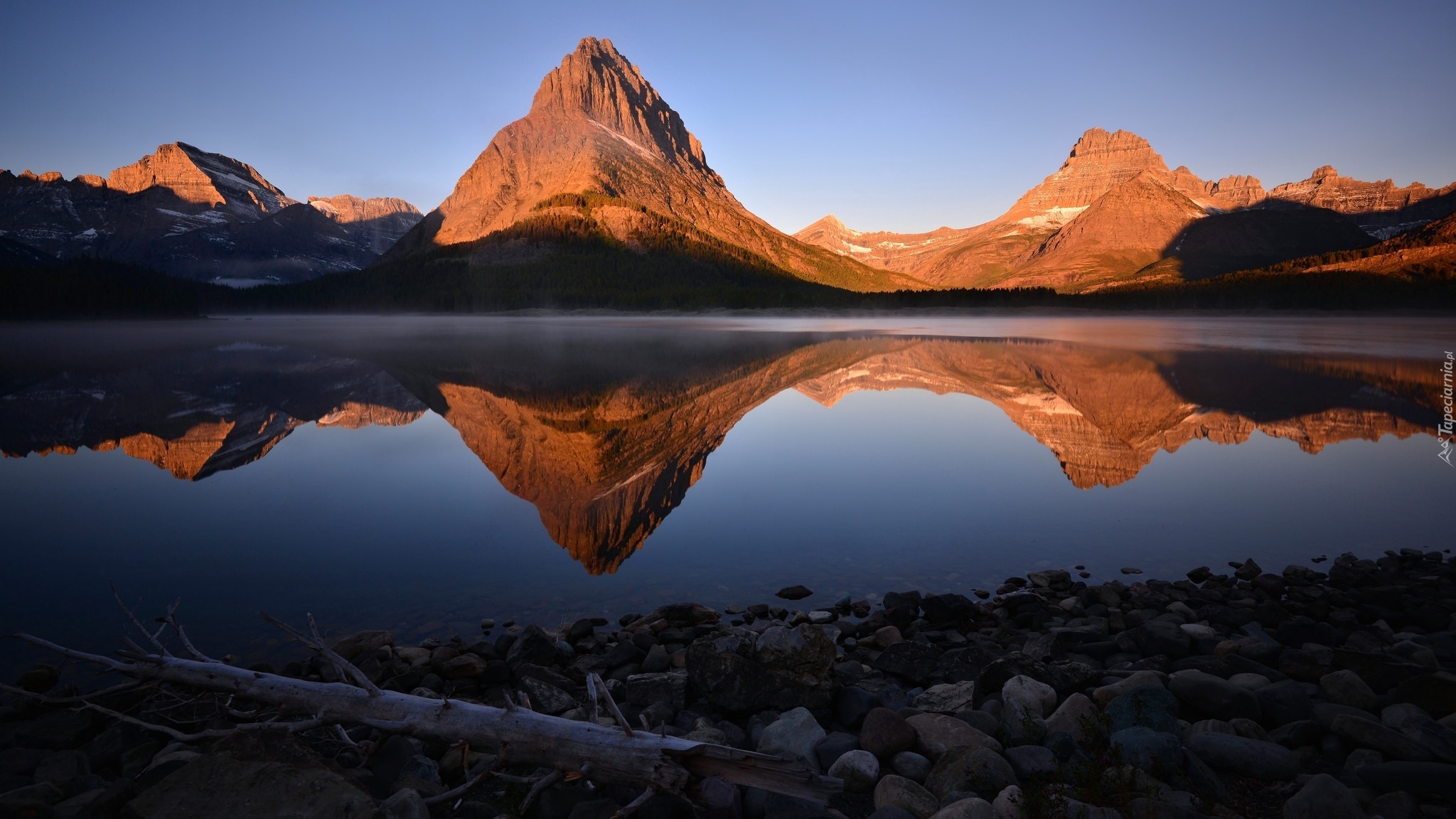 Stany Zjednoczone, Stan Montana, Park Narodowy Glacier, Jezioro Swiftcurrent Lake, Szczyt Grinnell Point, Góry, Kamienie, Odbicie