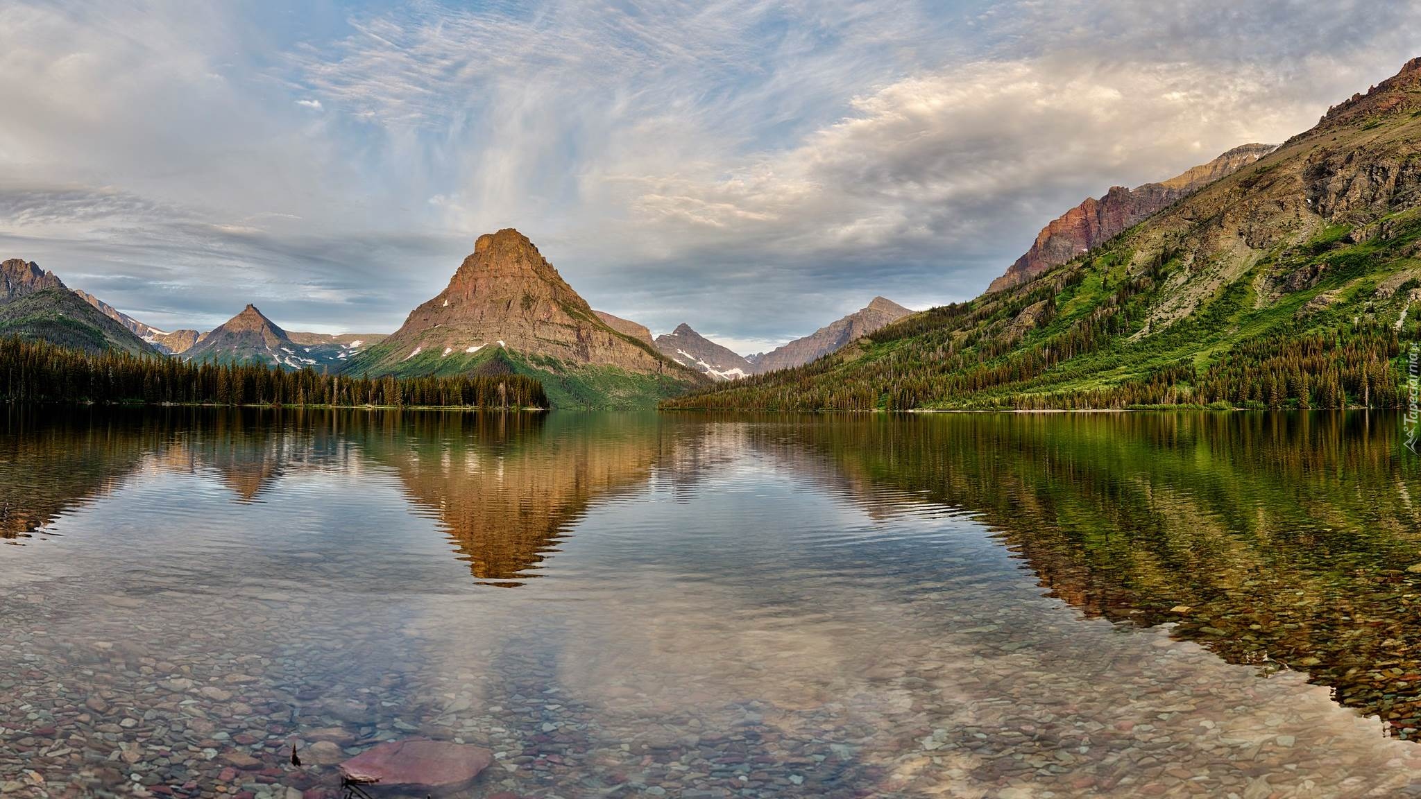 Park Narodowy Glacier, Góry, Góra, Sinopah Mountain, Jezioro, Two Medicine Lake, Drzewa, Odbicie, Chmury, Stan Montana, Stany Zjednoczone