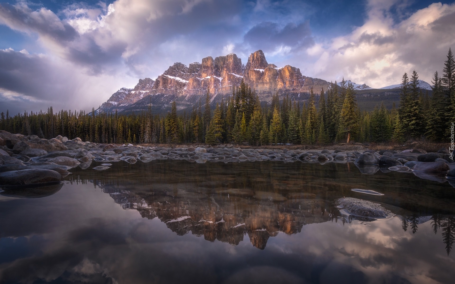 Park Narodowy Banff, Góry, Góra Castle Mountain, Kamienie, Rzeka, Bow River, Kamienie, Drzewa, Chmury, Alberta, Kanada