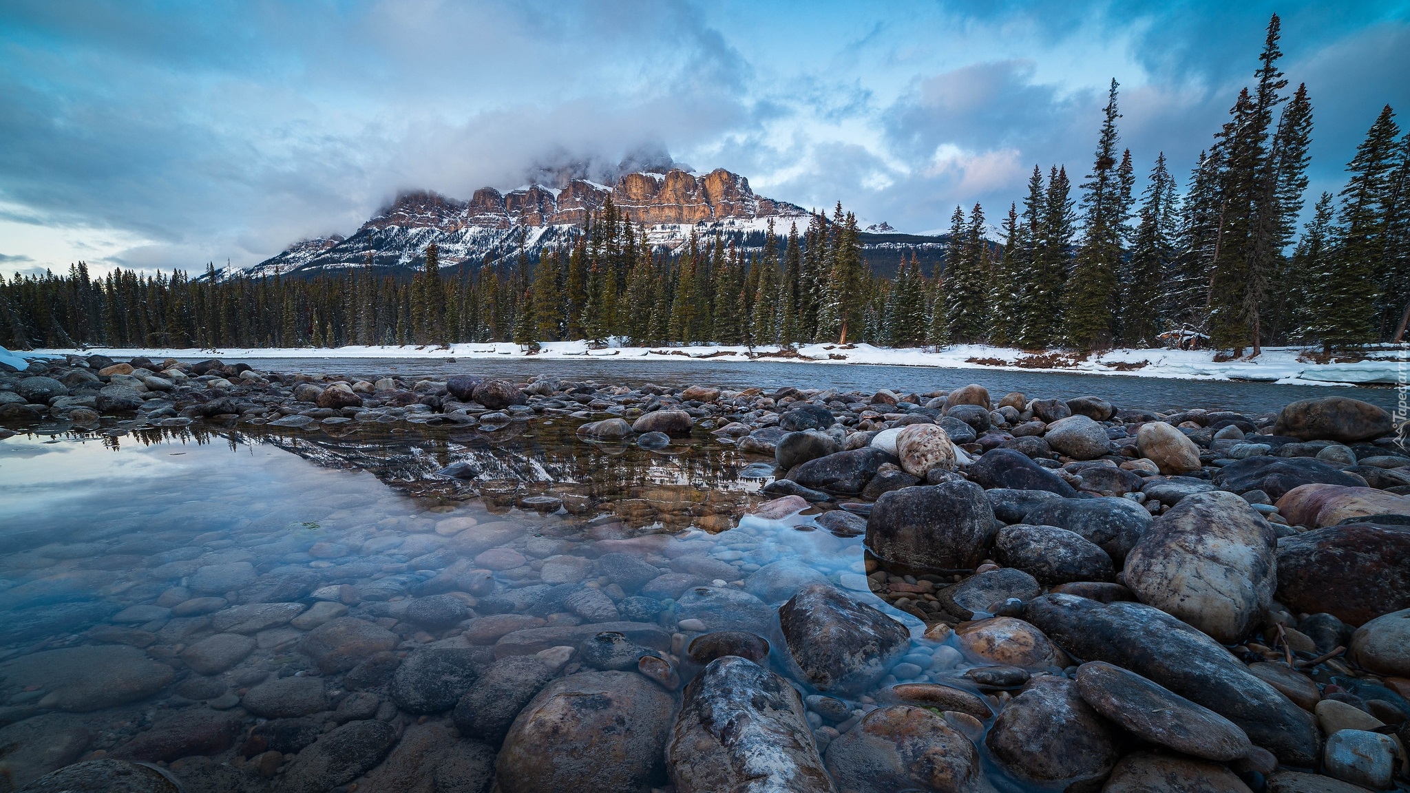 Góry, Canadian Rockies, Góra, Castle Mountain, Rzeka, Bow River, Kamienie, Drzewa, Park Narodowy Banff, Alberta, Kanada