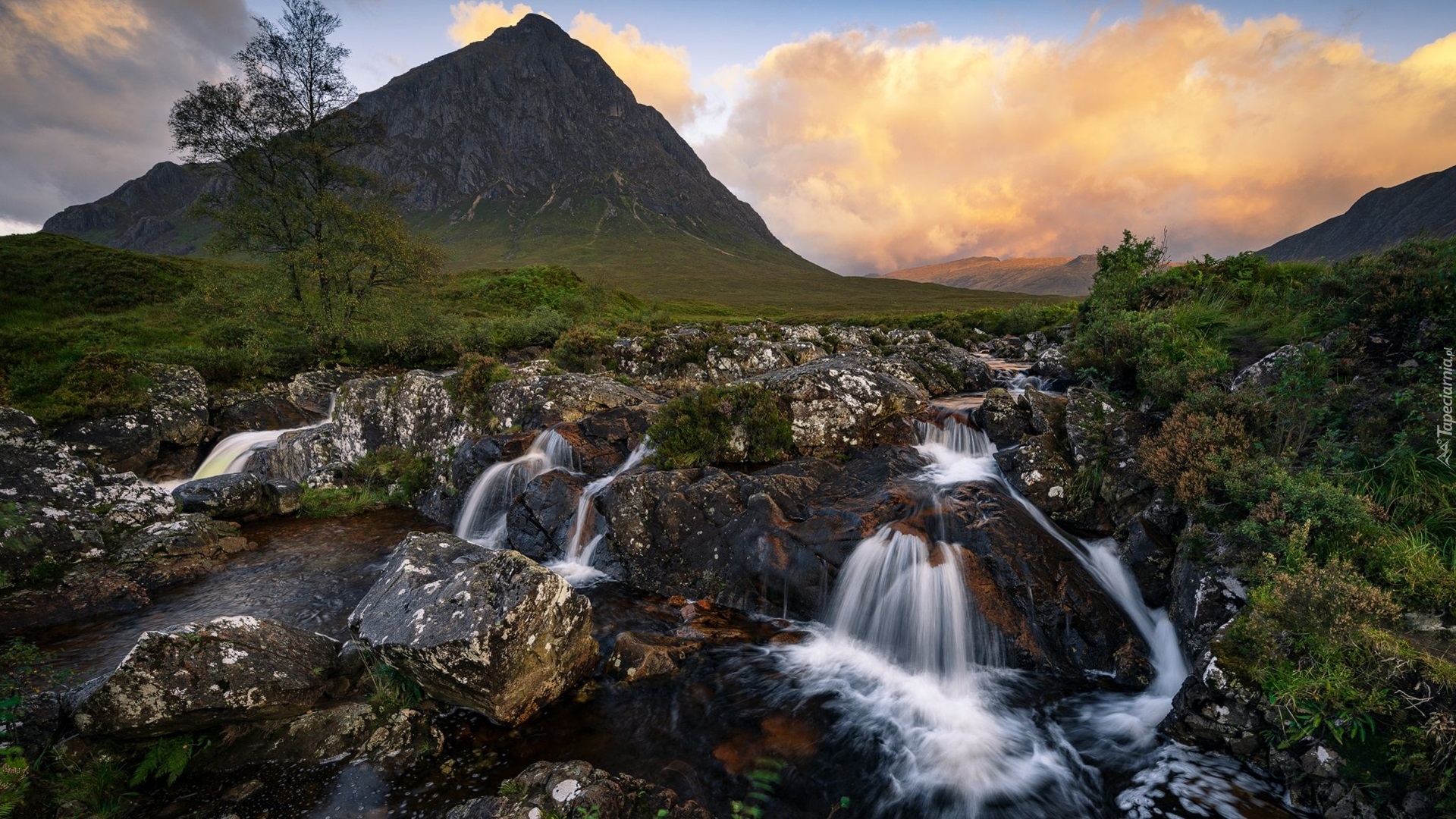 Góra, Szczyt Buachaille Etive Mor, Rzeka, River Coupall, Kamienie, Roślinność, Chmury, Region Highland, Szkocja