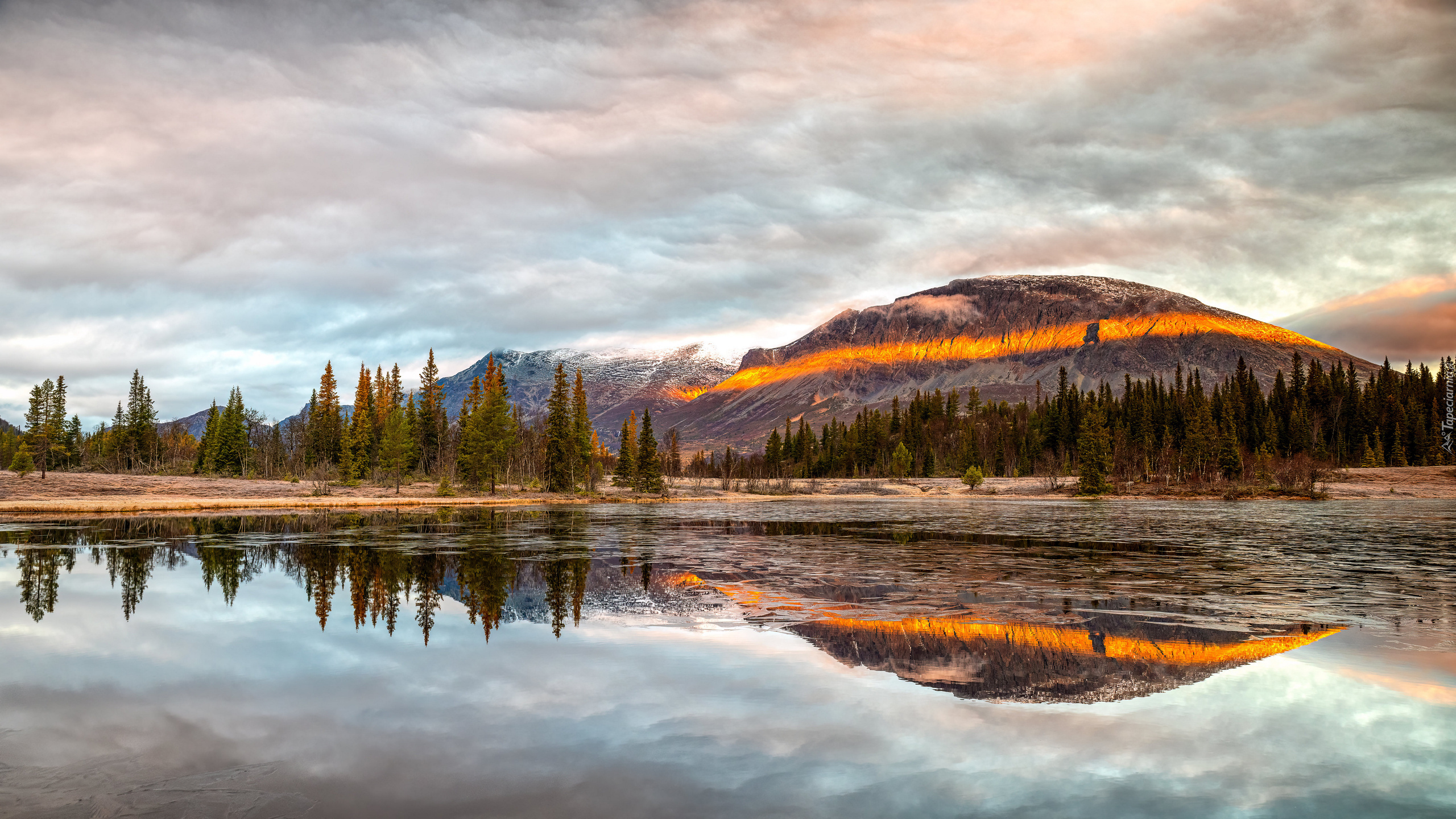 Norwegia, Hemsedal, Rzeka Hemsil, Drzewa, Góry, Góra Skogshorn, Odbicie, Niebo