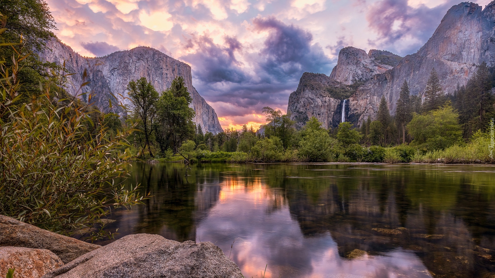 Stany Zjednoczone, Kalifornia, Park Narodowy Yosemite, Skały, Rzeka, Merced River, Góry, Sierra Nevada, Wodospad, Drzewa