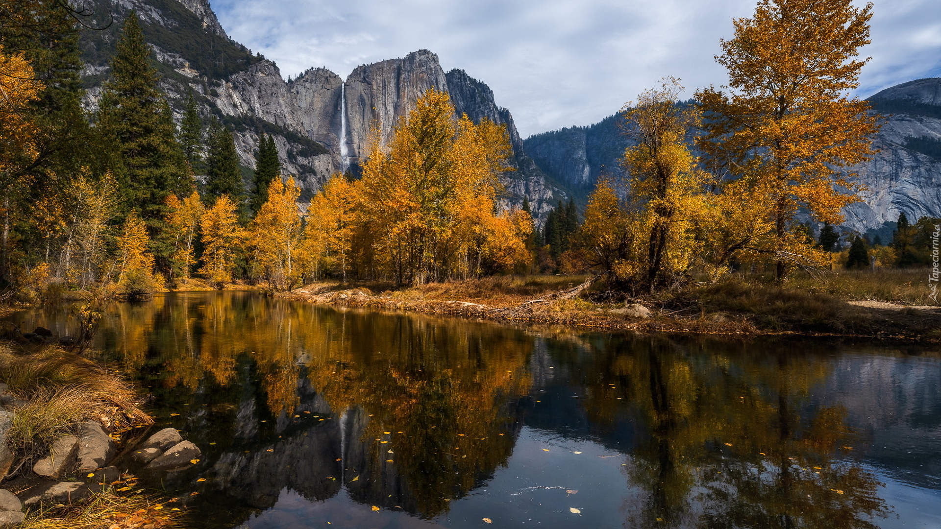 Stany Zjednoczone, Kalifornia, Park Narodowy Yosemite, Wodospad, Upper Yosemite Falls, Rzeka, Merced River, Pożółkłe, Drzewa, Góry, Jesień