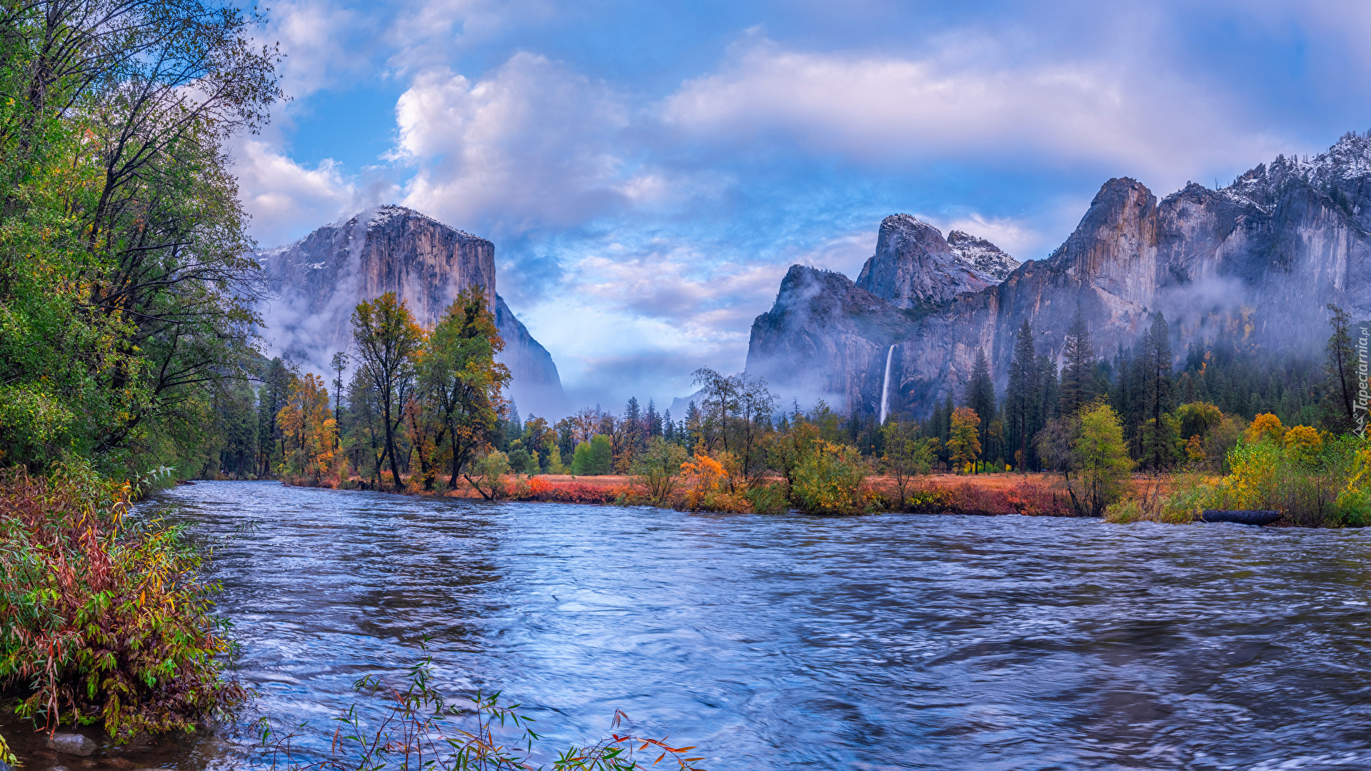 Stany Zjednoczone, Kalifornia, Park Narodowy Yosemite, Granitowe, Góry, Niebo, Chmury, Rzeka, Merced River, Drzewa