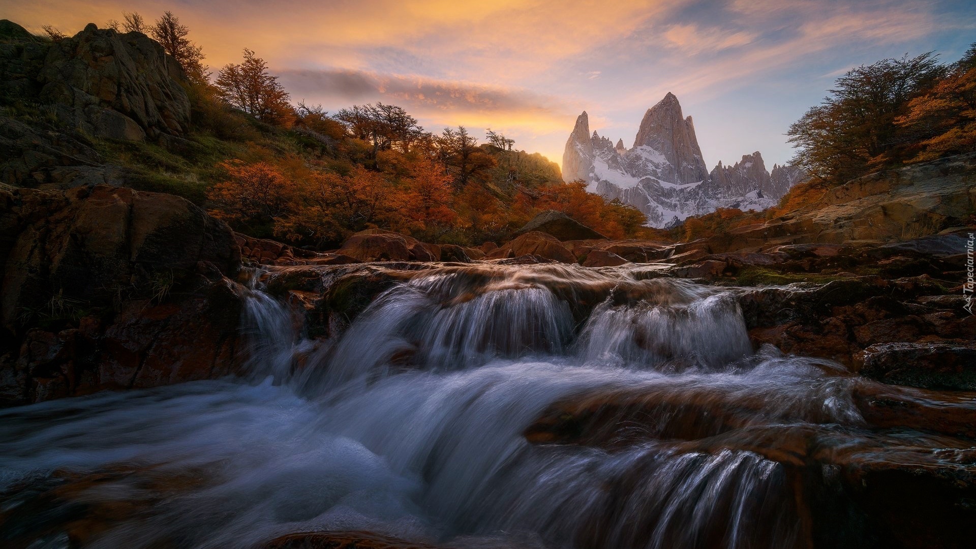 Argentyna, Patagonia, Park Narodowy Los Glaciares, Góry Andy, Szczyt Fitz Roy, Drzewa, Rzeka, Jesień