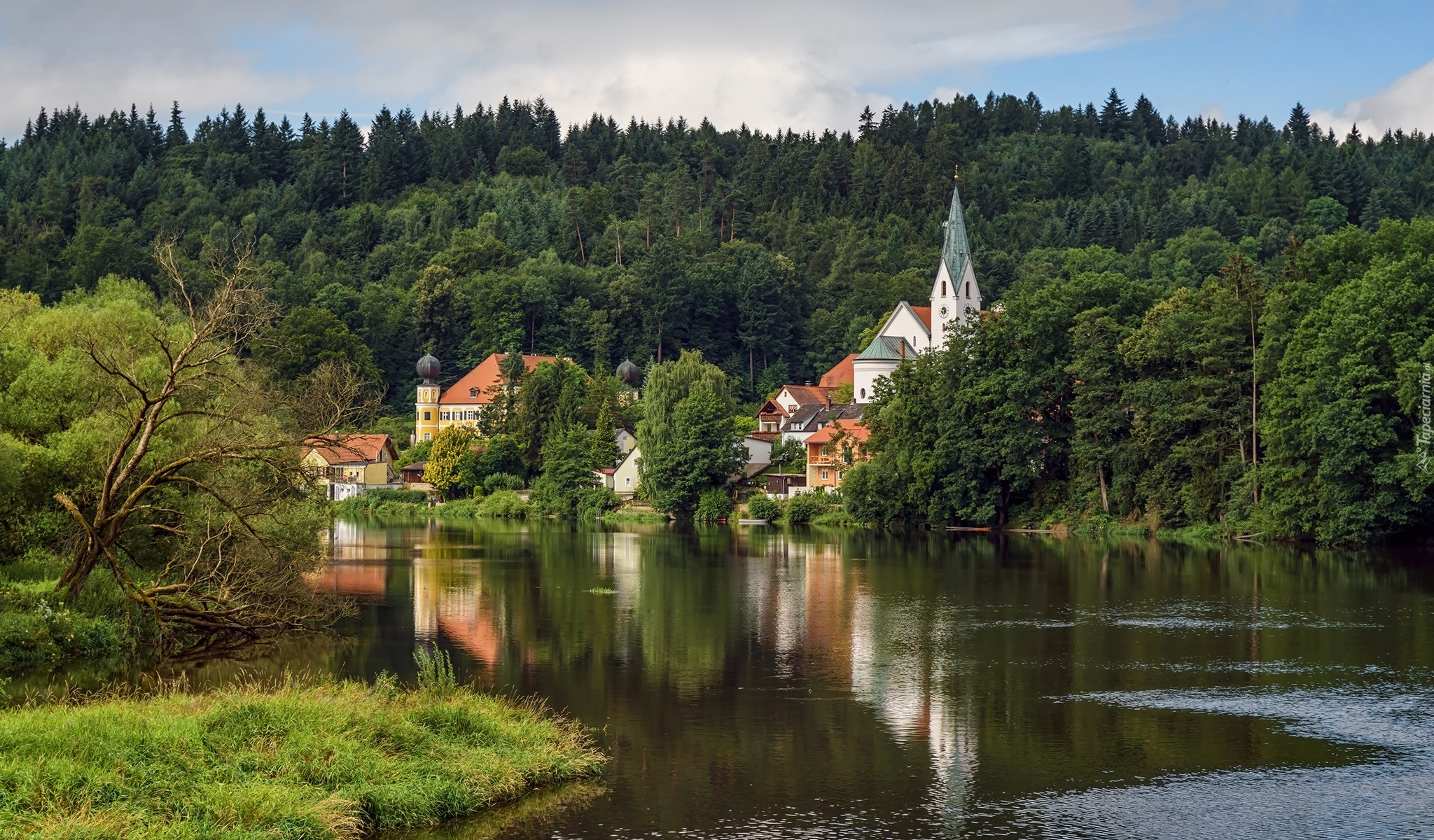 Niemcy, Bawaria, Ramspau, Rzeka Regen, Las, Domy, Kościół św Wawrzyńca, Zamek Ramspau