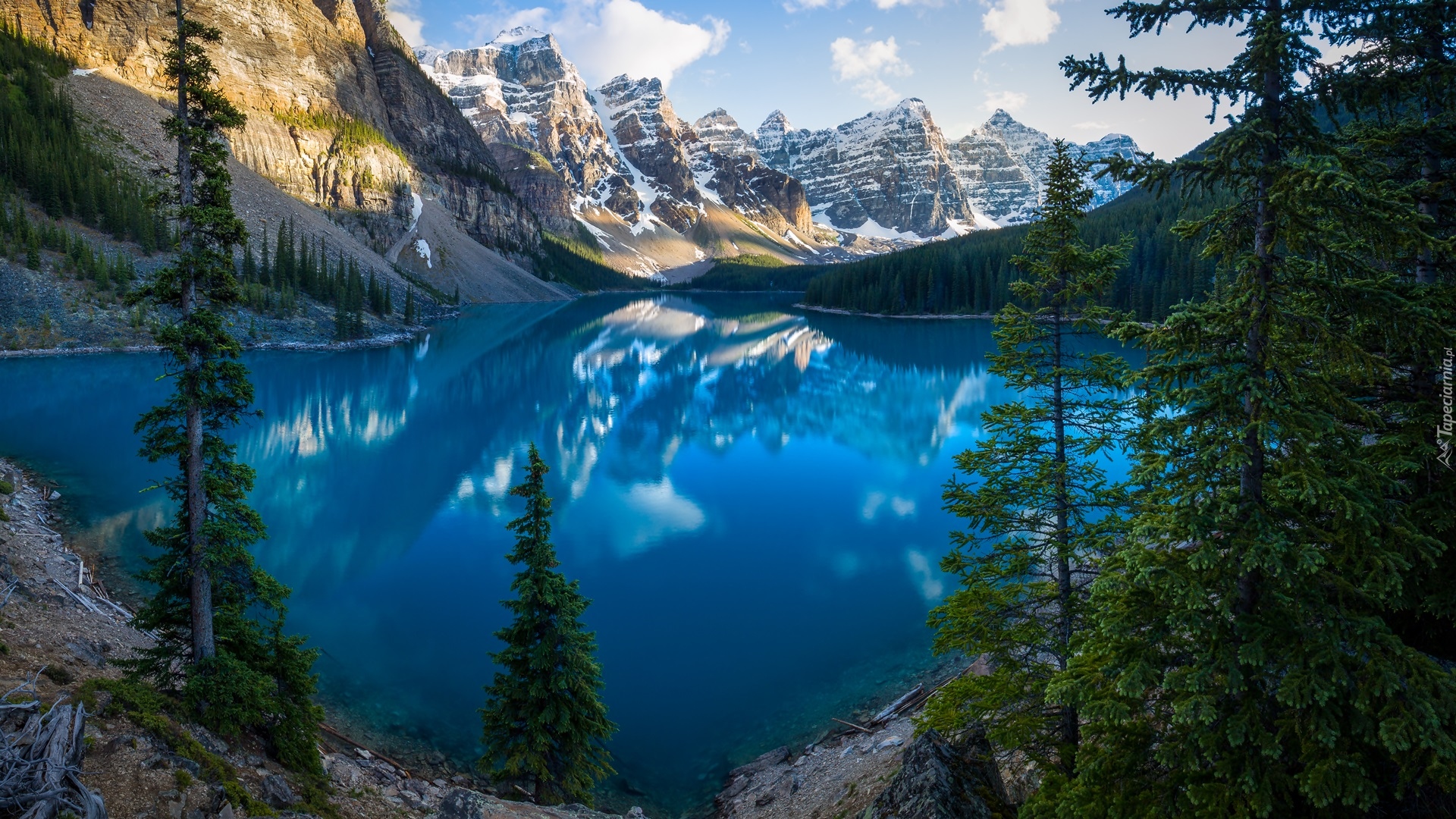 Kanada, Alberta, Park Narodowy Banff, Góry, Jezioro Moraine, Las, Drzewa, Chmury, Odbicie