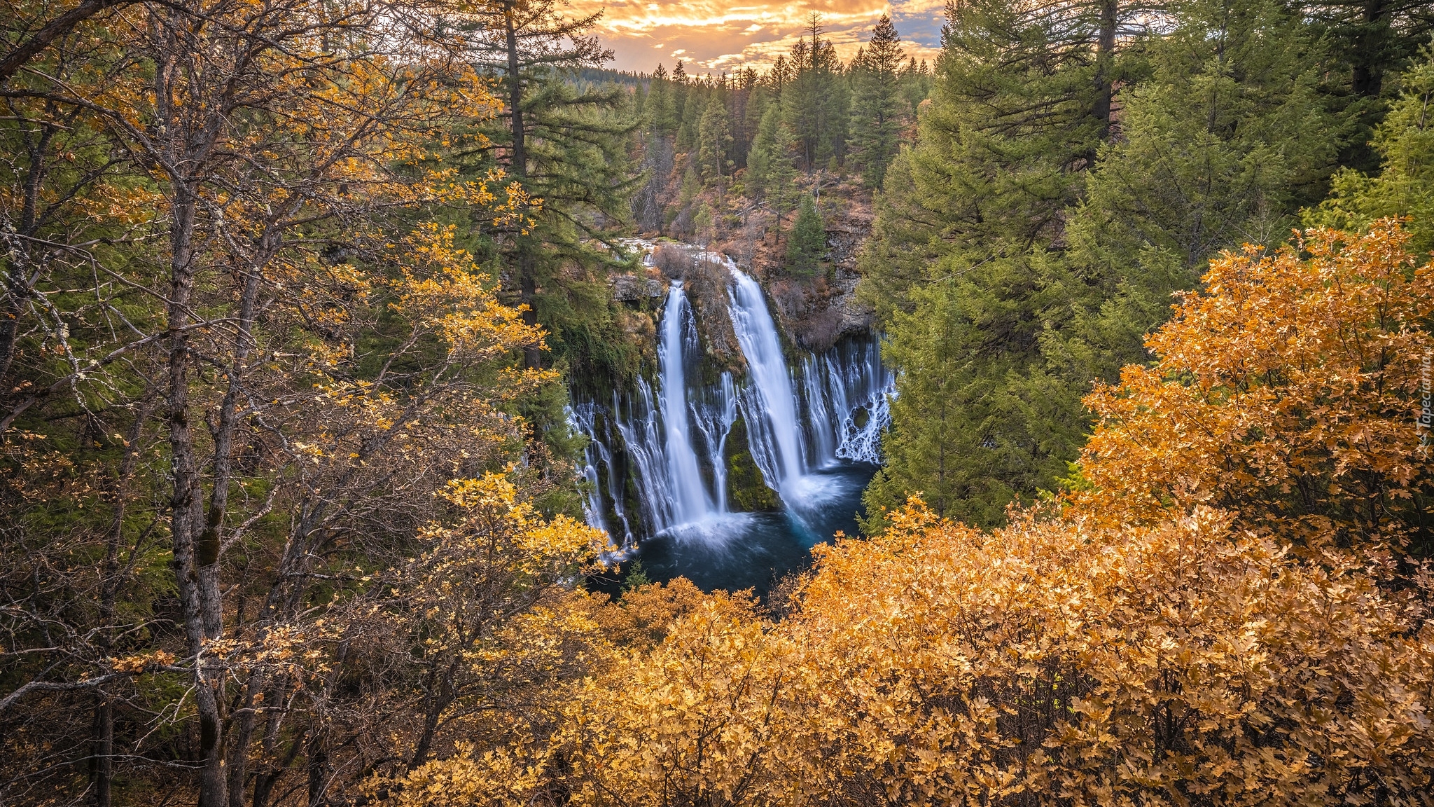 Wodospad, Burney Falls, Jesień, Park Stanowy McArthur Burney Falls, Drzewa, Kalifornia, Stany Zjednoczone