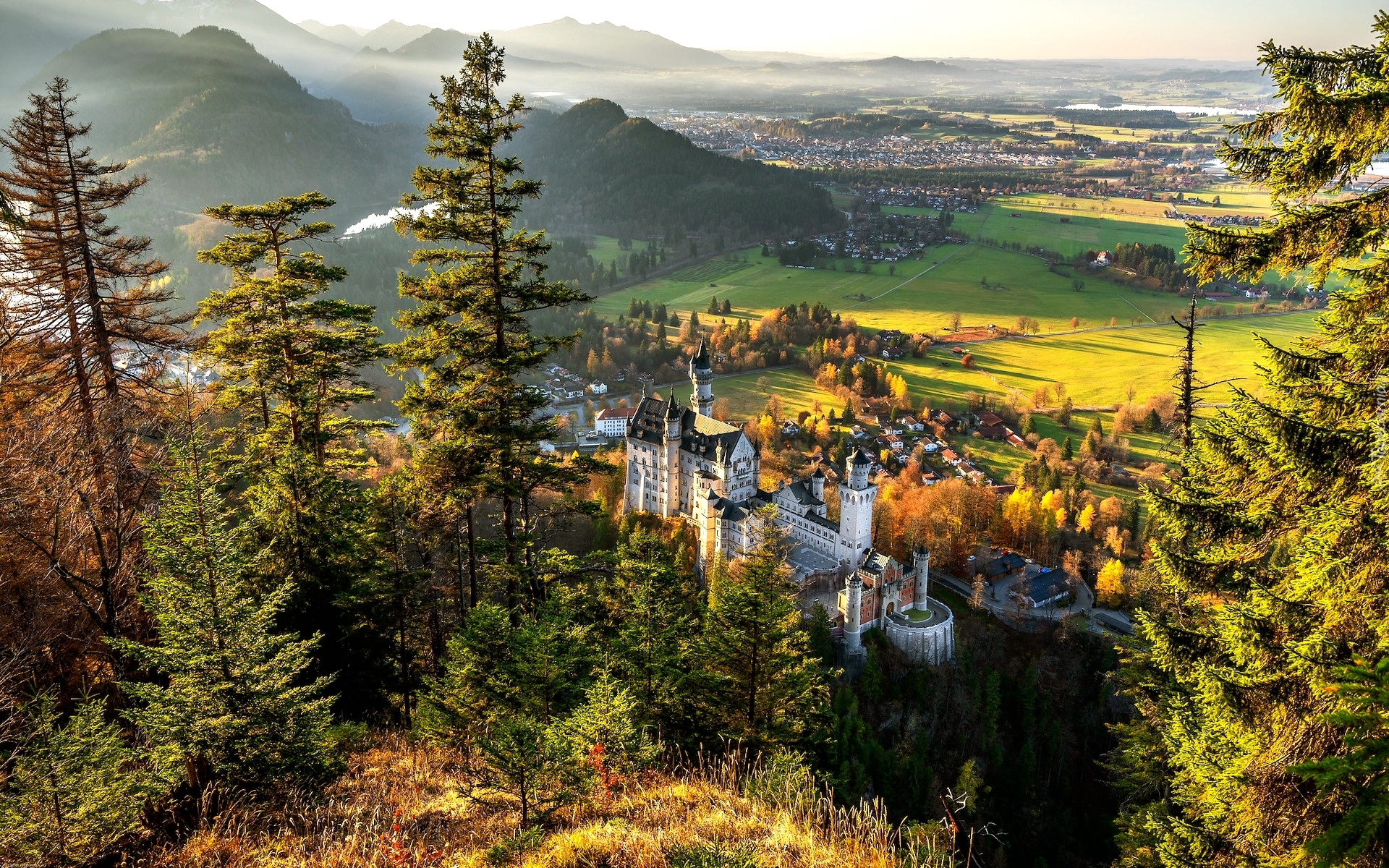 Niemcy, Bawaria, Schwangau, Zamek Neuschwanstein, Jesień, Drzewa, Góry, Alpy