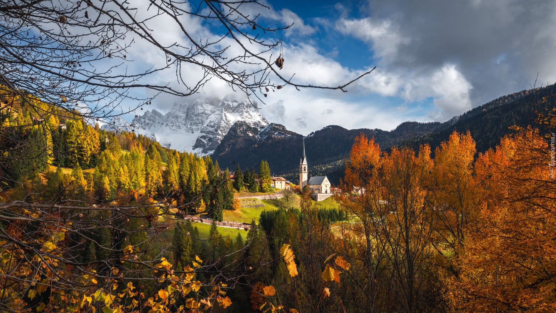 Góry, Dolomity, Wieś Santa Maddalena, Kościół, Domy, Chmury, Dolina Val di Funes, Drzewa, Jesień, Chmury, Włochy