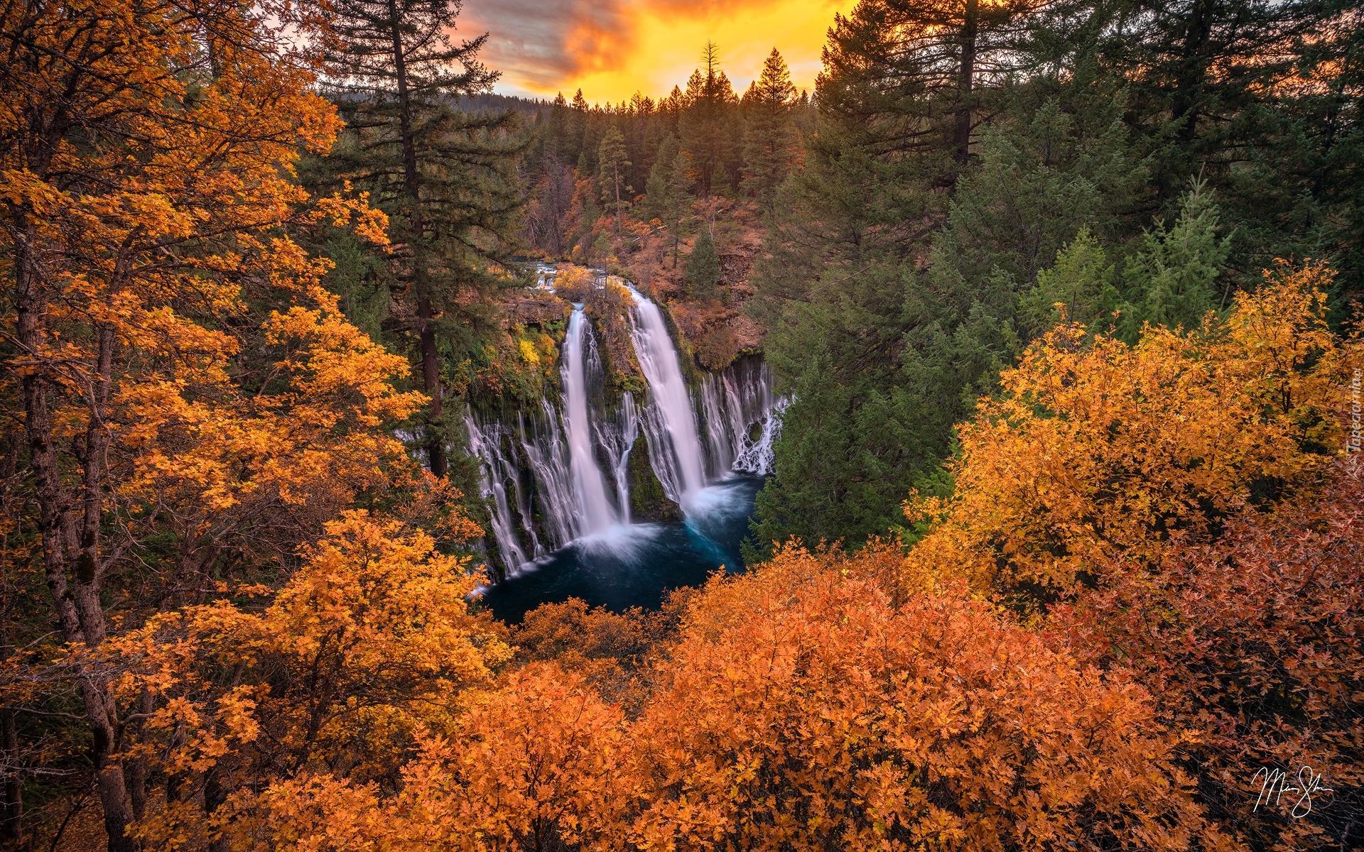 Wodospad, Burney Falls, Jesień, Drzewa, Park Stanowy McArthur Burney Falls, Kalifornia, Stany Zjednoczone