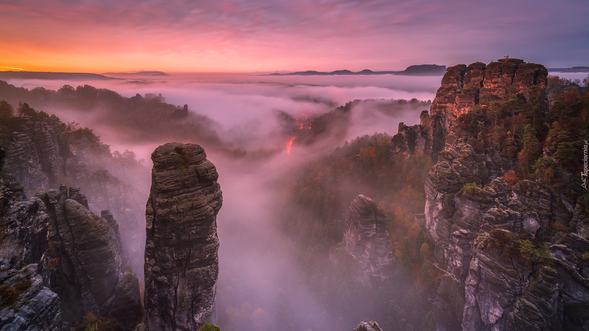 Góry Połabskie, Drzewa, Skały, Zachód słońca, Mgła, Park Narodowy Saskiej Szwajcarii, Niemcy