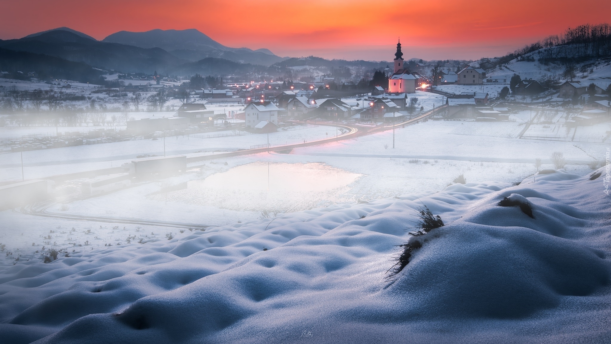 Zima, Wieś Bednja, Chorwacja, Kościół, Zachód słońca, Mgła
