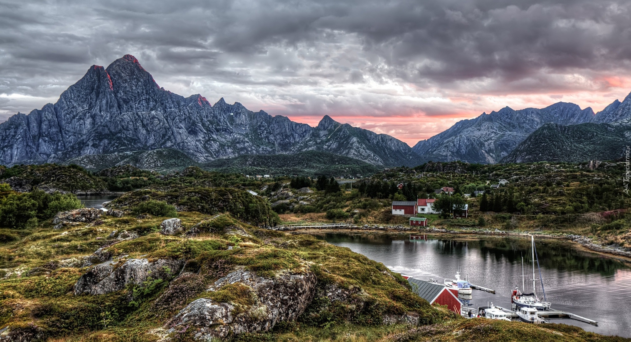 Norwegia, Lofoty, Wyspa Austvagoy, Miejscowość Kabelvag, Góry, Domy, Zatoka, Motorówki, Żaglówka