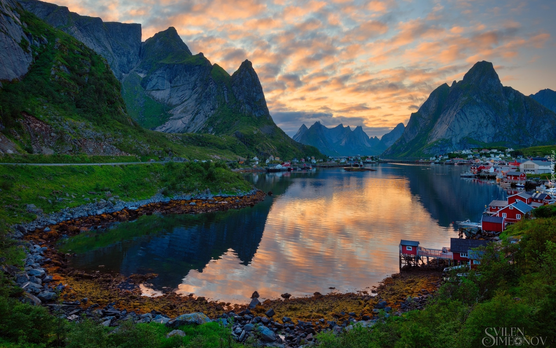 Norwegia, Lofoty, Wieś Reine, Morze Norweskie, Domy, Góry, Wschód słońca, Chmury