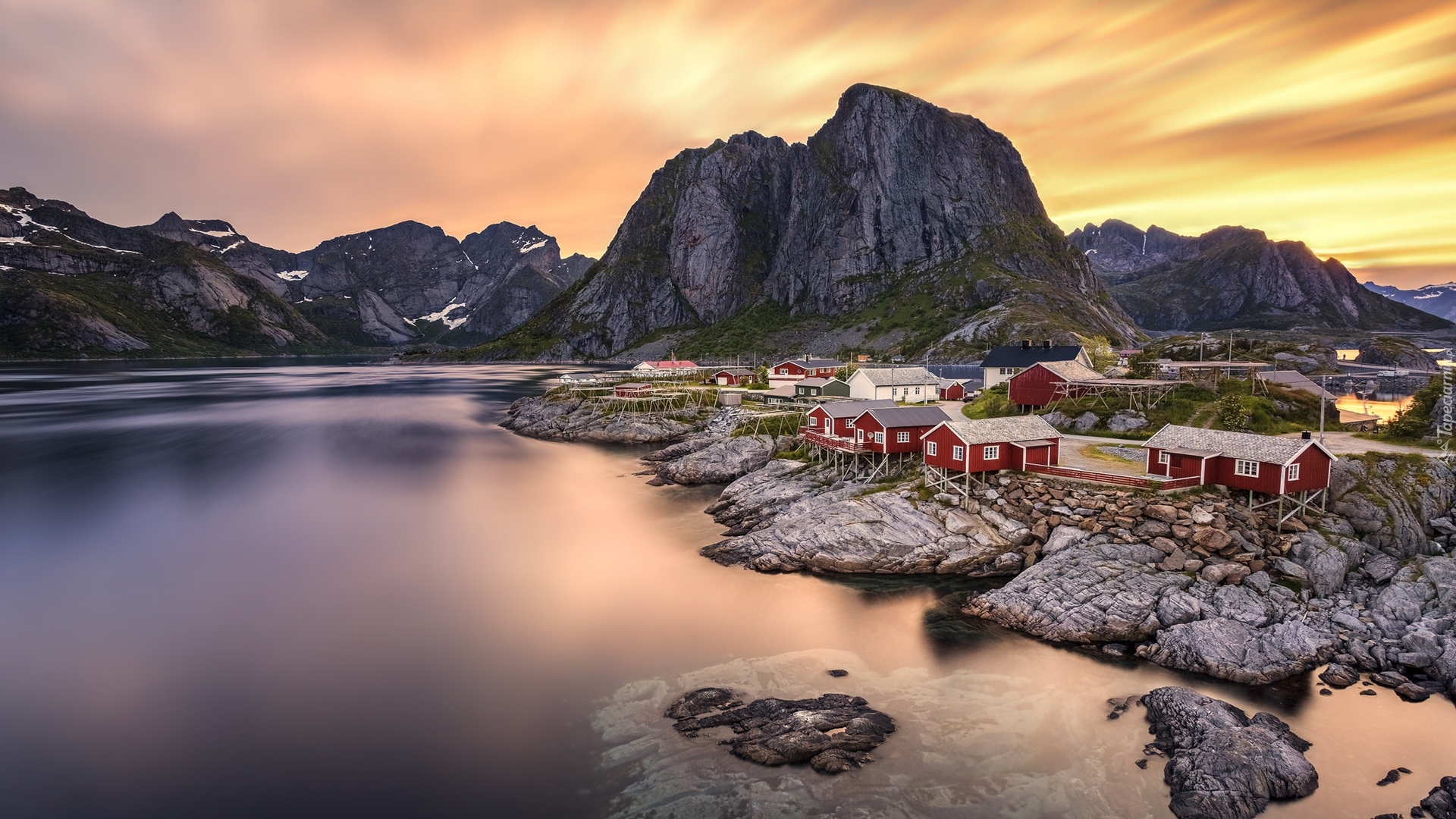 Norwegia, Lofoty, Wyspa Moskenesoya, Wieś Reine, Morze Norweskie, Domy, Góry, Zachód słońca