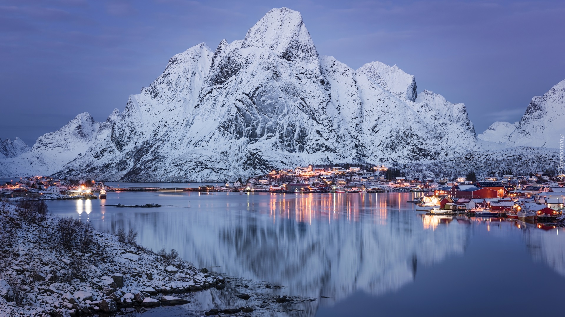 Norwegia, Lofoty, Wyspa Moskenesoya, Wieś Reine, Morze Norweskie, Zima, Skały, Domy, Światła, Góry