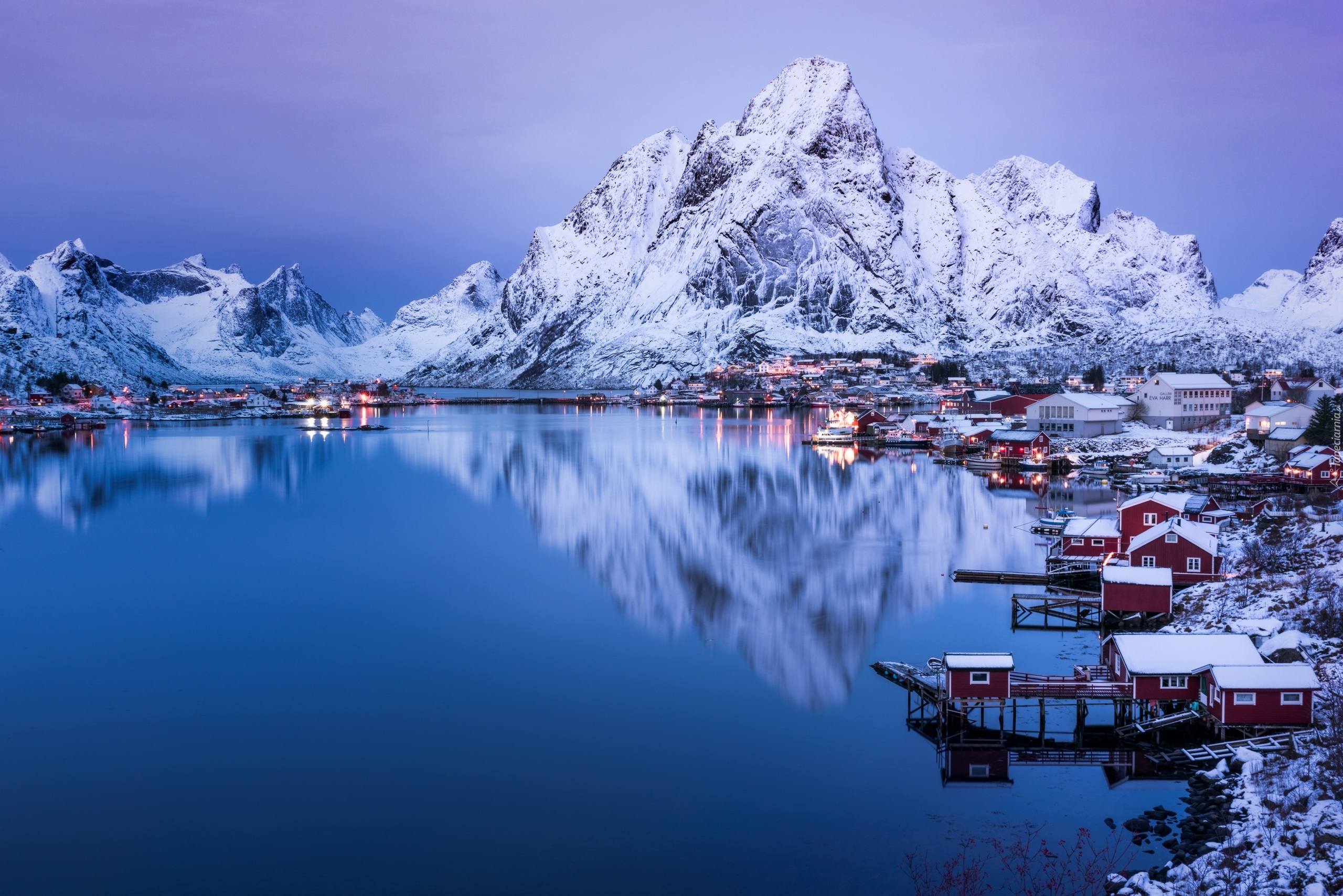 Norwegia, Lofoty, Wyspa Moskenesøya, Wieś Reine, Zima, Domy, Góry, Morze Norweskie