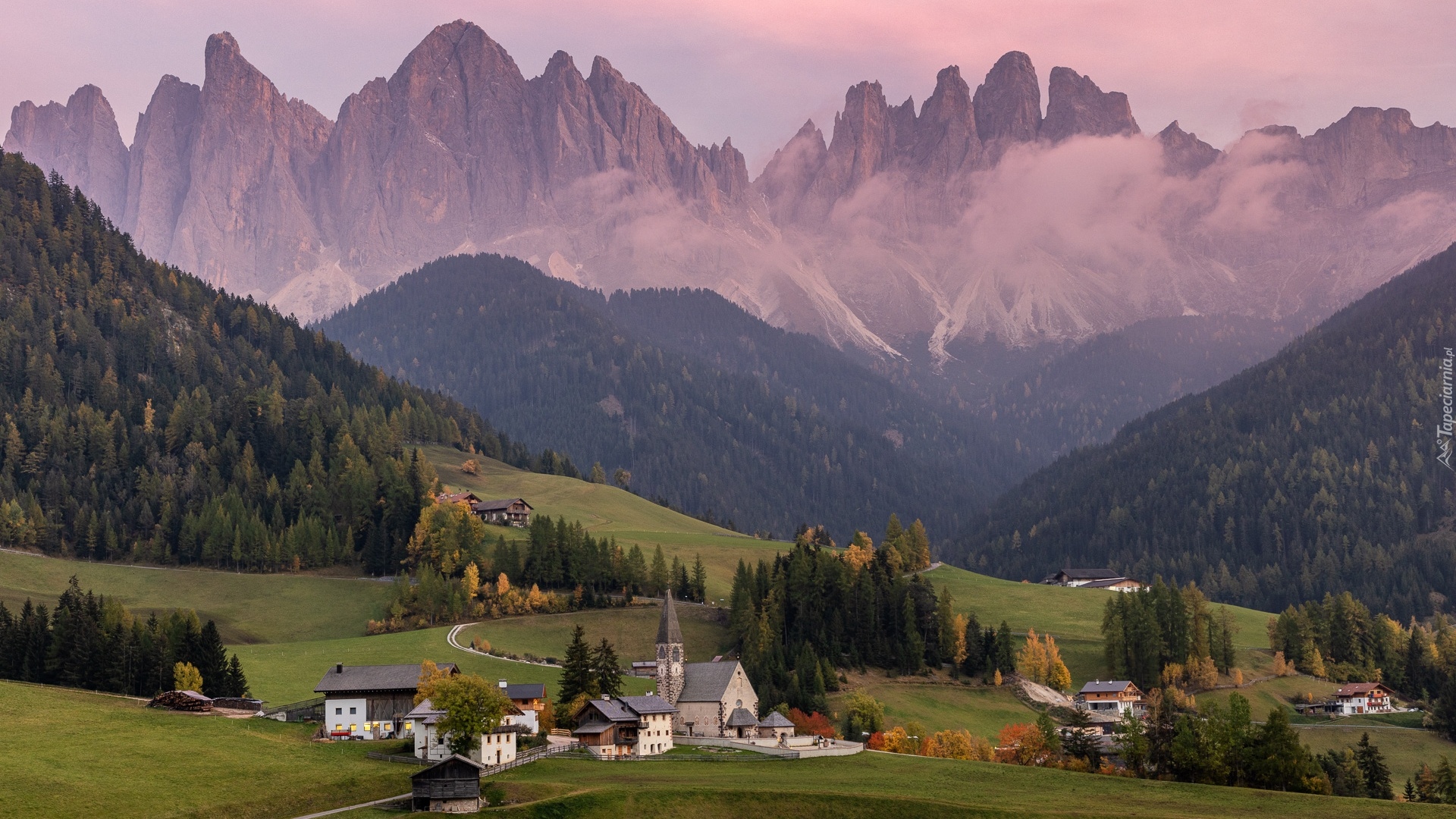 Włochy, Santa Maddalena, Dolina Val di Funes, Góry Dolomity, Wzgórza, Drzewa, Domy, Mgła