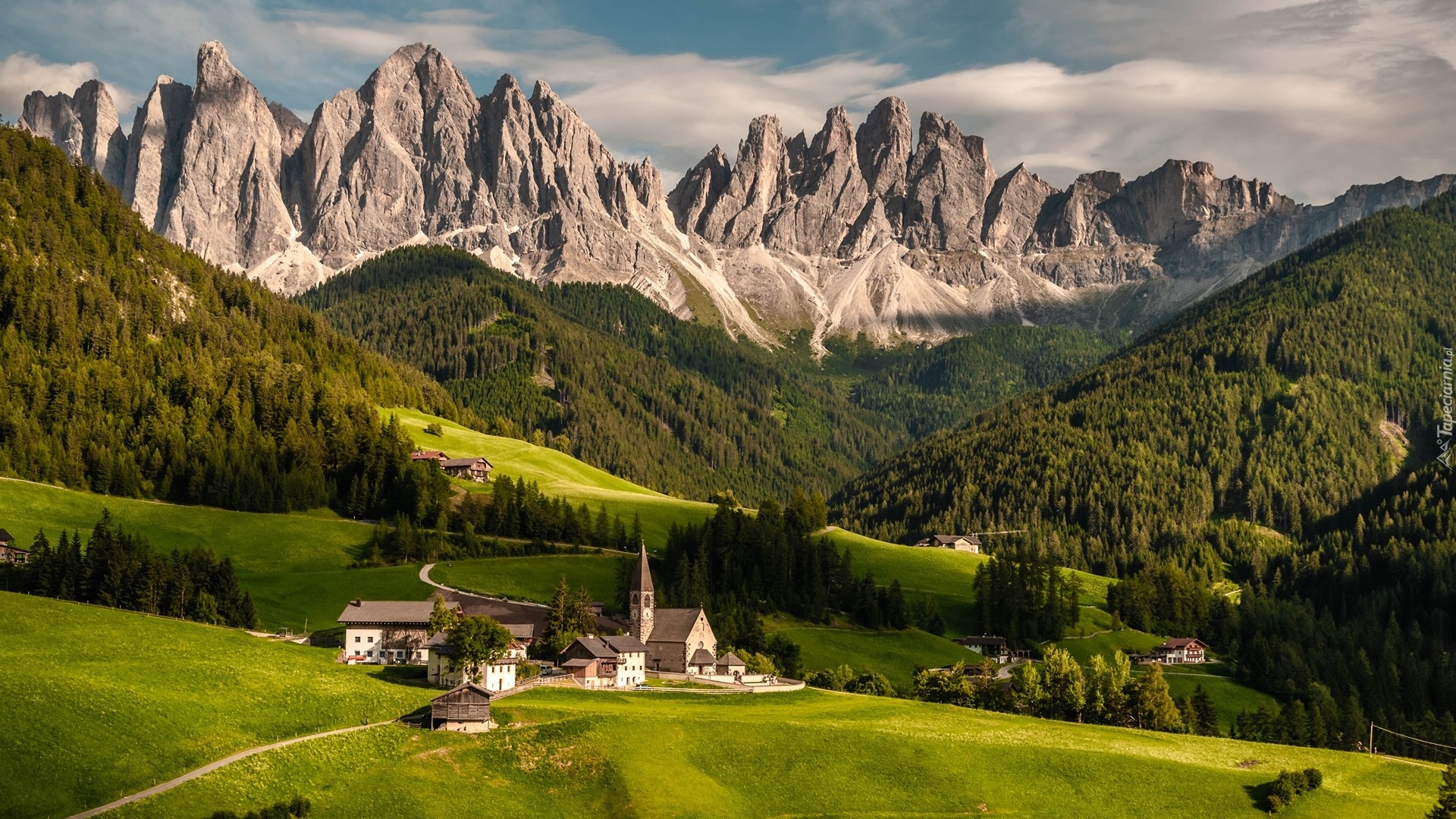 Góry, Dolomity, Wieś, Santa Maddalena, Dolina, Val di Funes, Drzewa, Lasy, Domy, Chmury, Włochy