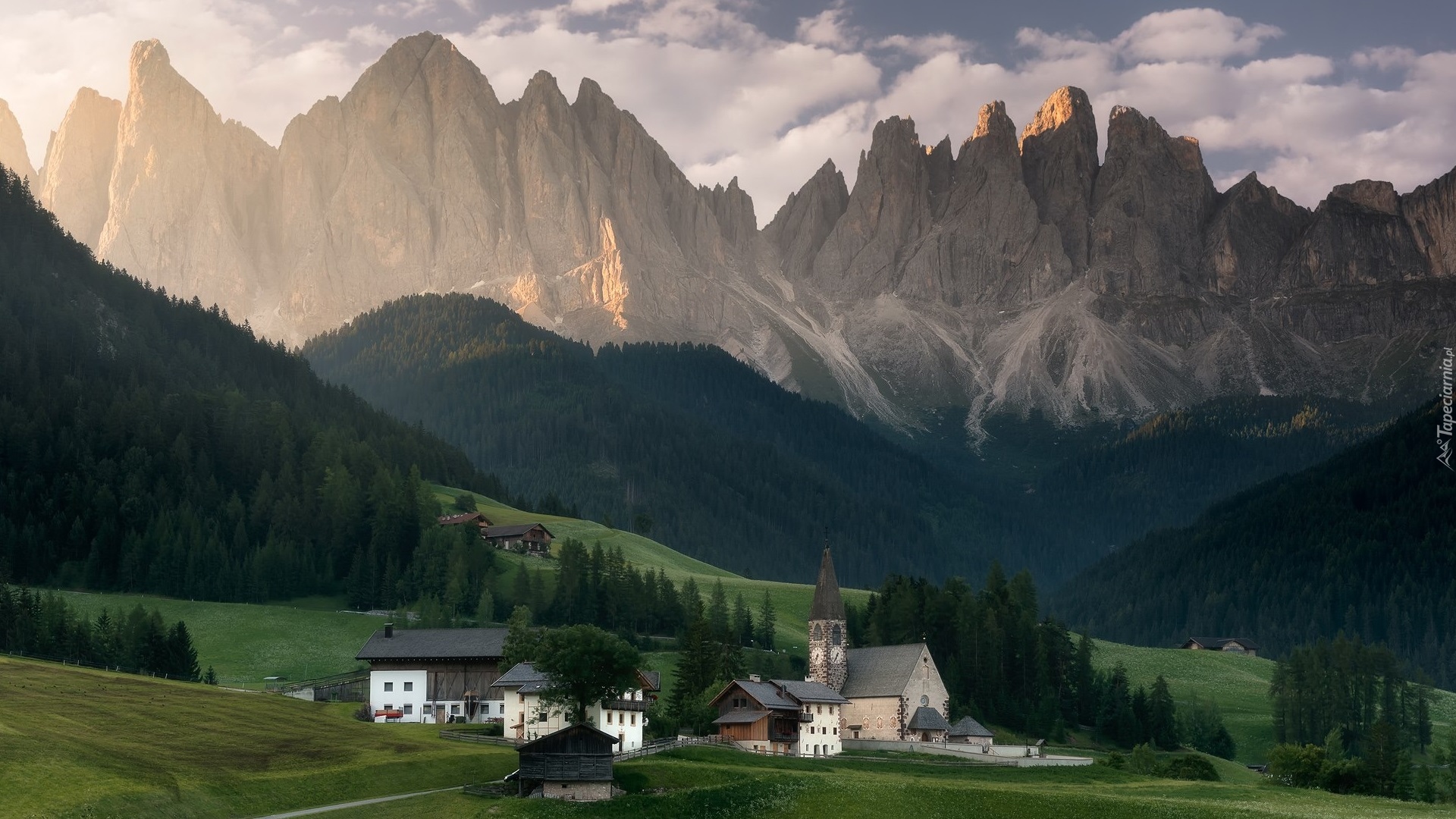 Góry, Dolomity, Masyw Odle, Wieś, Santa Maddalena, Dolina Val di Funes, Drzewa, Lasy, Kościół, Domy, Chmury, Włochy