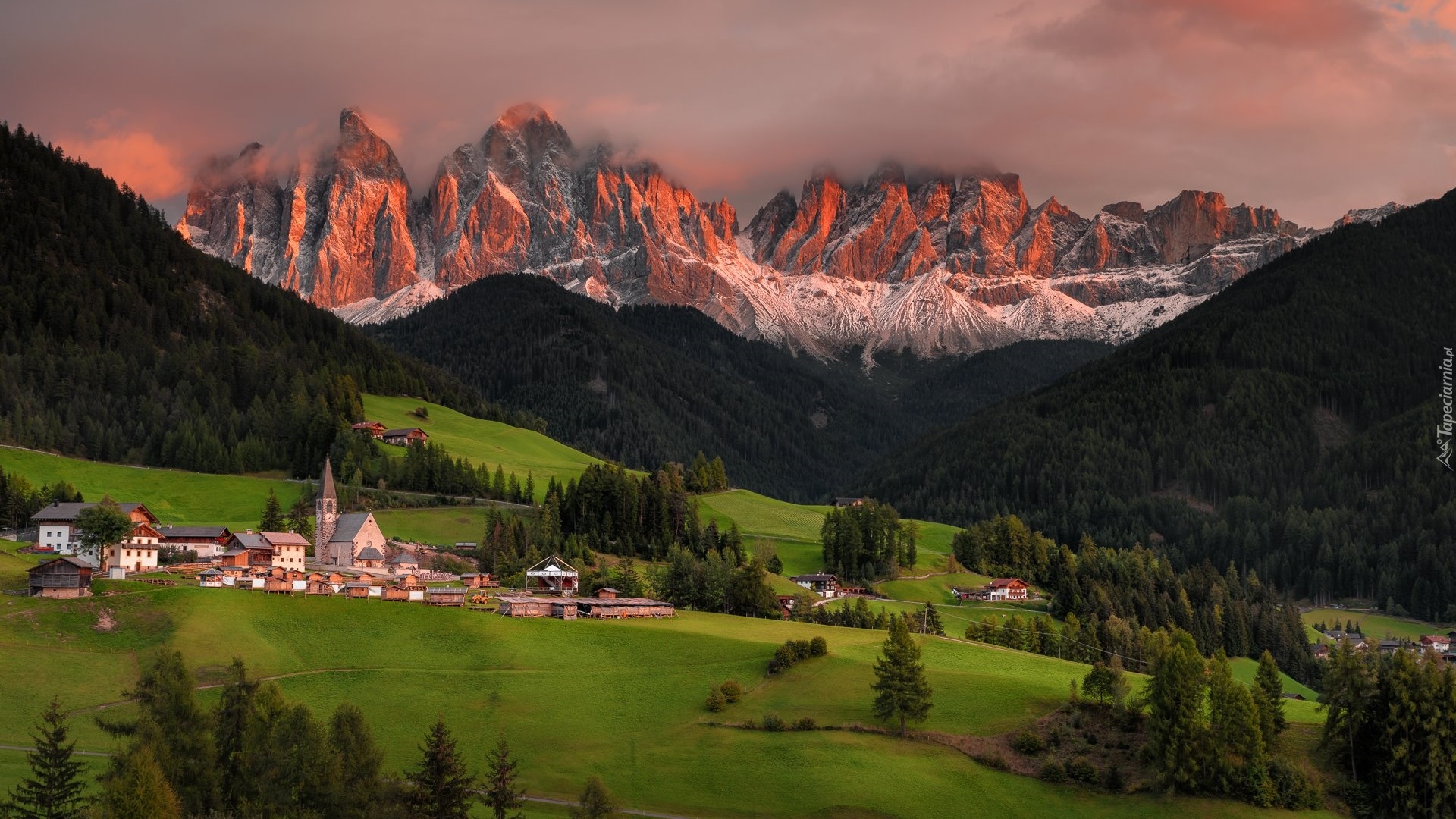 Włochy, Dolina, Val di Funes, Wieś, Santa Maddalena, Góry, Dolomity, Masyw Odle, Lasy, Drzewa, Domy, Kościół