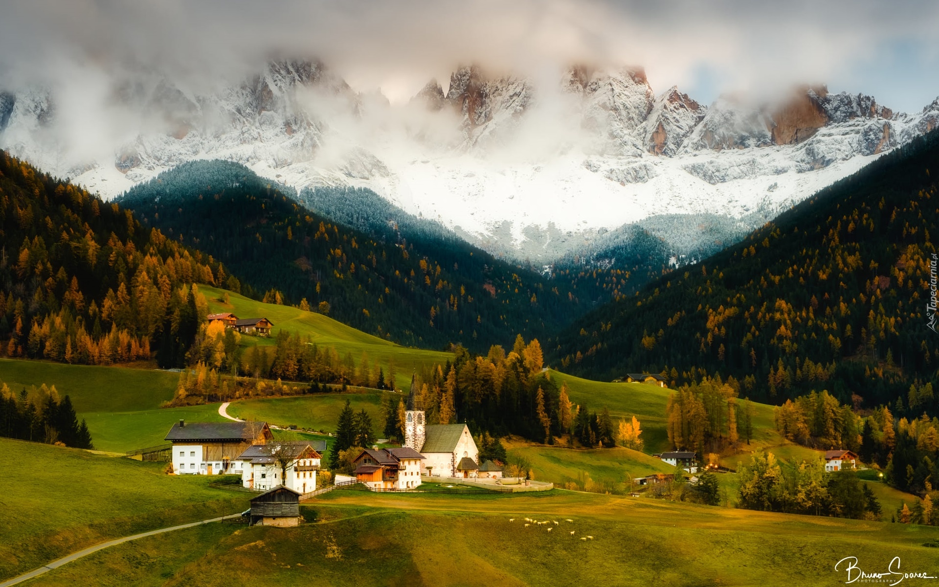 Ośnieżone, Góry, Dolomity, Wieś, Santa Maddalena, Dolina, Val di Funes, Drzewa, Jesień, Lasy, Domy, Chmury, Włochy