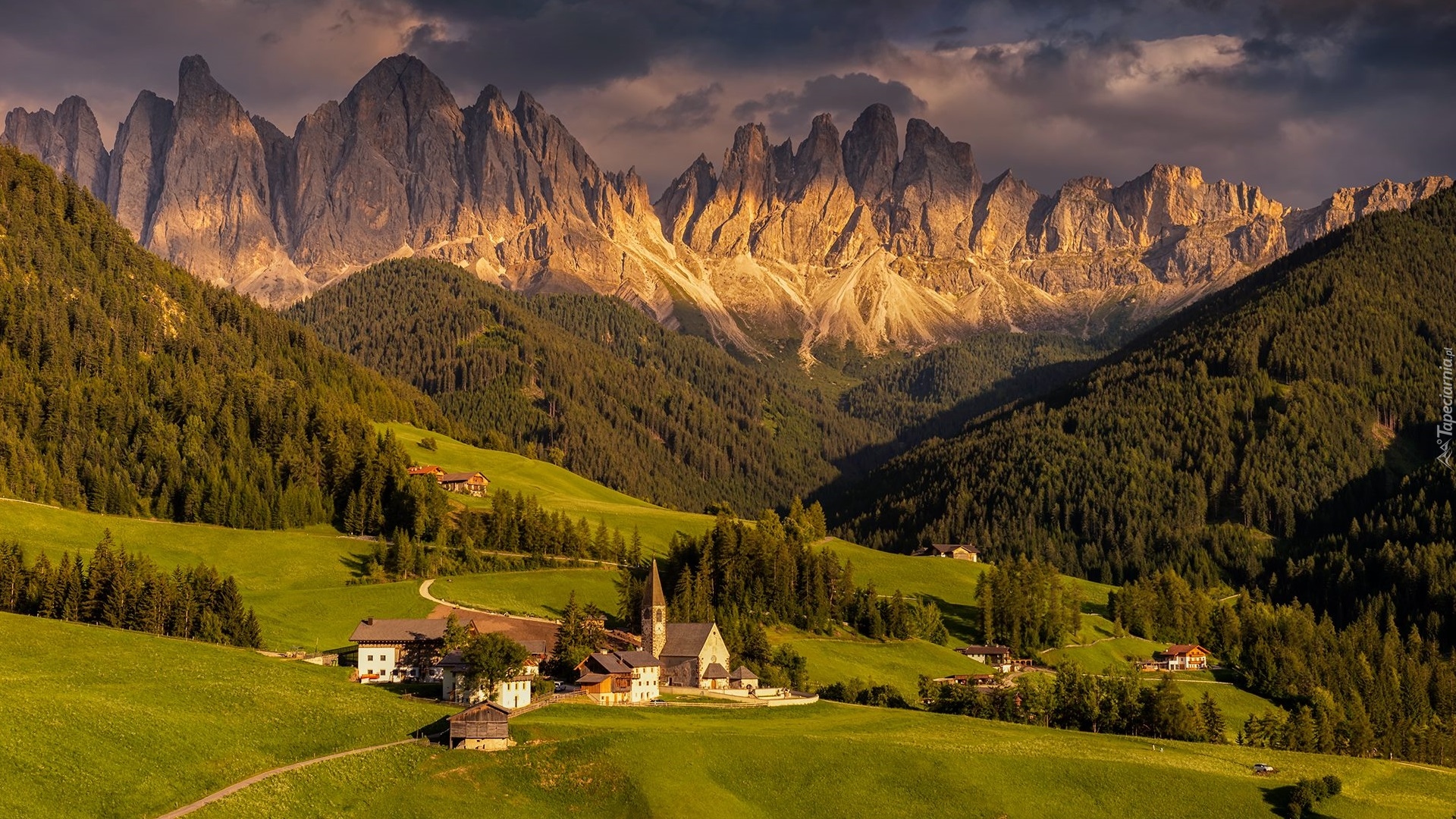 Włochy, Dolomity, Dolina Val di Funes, Wieś Santa Maddalena, Domy, Kościół, Góry, Masyw Odle, Lasy, Drzewa, Chmury