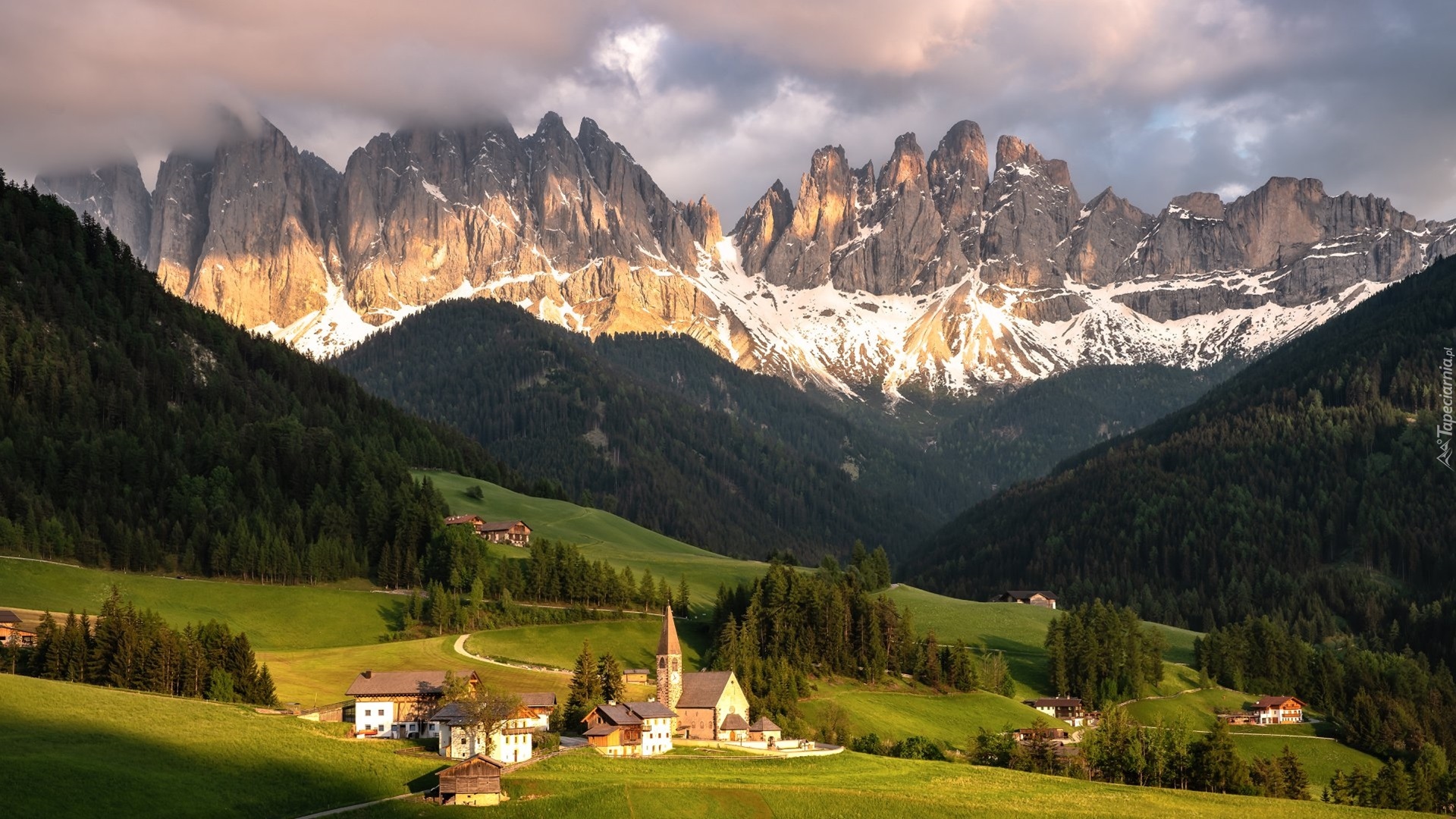 Góry, Dolomity, Wieś, Santa Maddalena, Dolina Val di Funes, Drzewa, Lasy, Domy, Droga, Chmury, Włochy