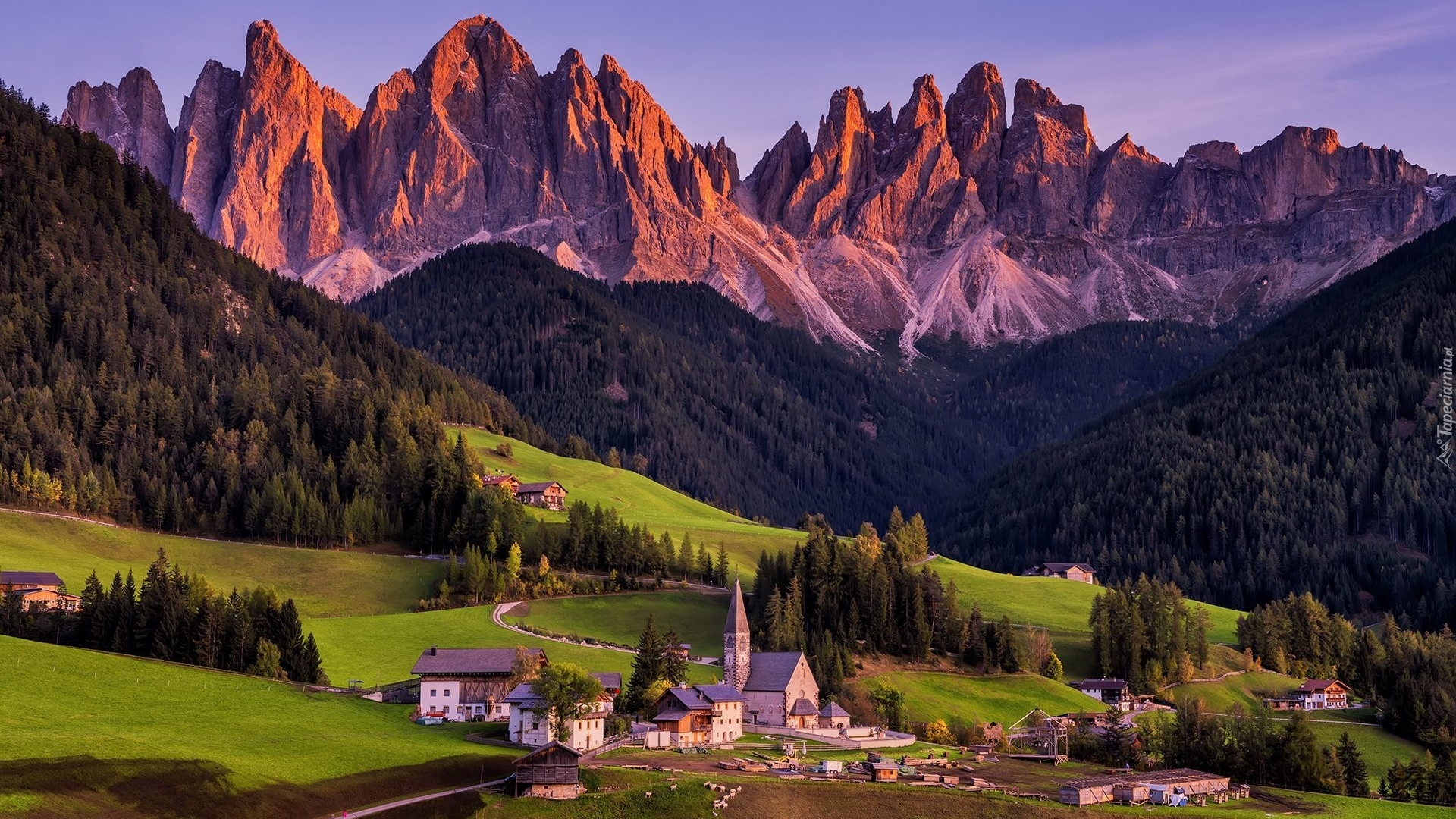 Włochy, Dolomity, Dolina Val di Funes, Wieś Santa Maddalena, Domy, Kościół, Góry, Masyw Odle, Las, Drzewa