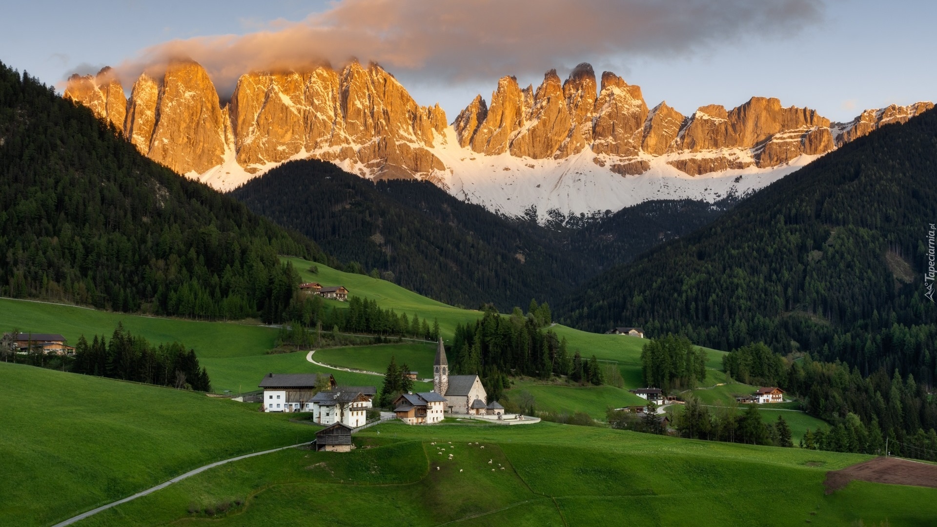 Góry, Dolomity, Wieś, Santa Maddalena, Kościół, Domy, Mgła, Dolina Val di Funes, Włochy