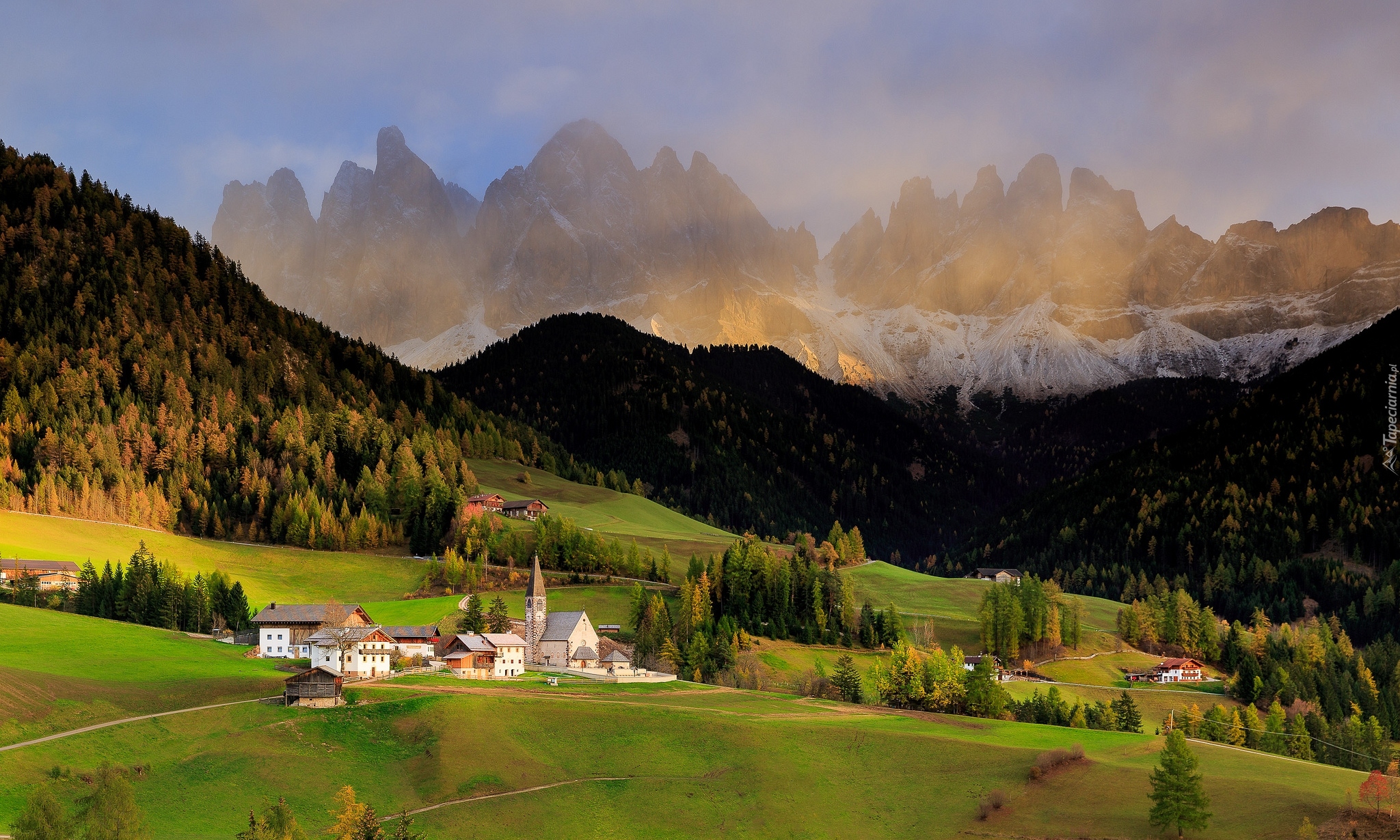 Włochy, Wieś Santa Maddalena, Dolina Val di Funes, Góry, Dolomity, Lasy, Drzewa, Domy, Kościół, Mgła, Chmury
