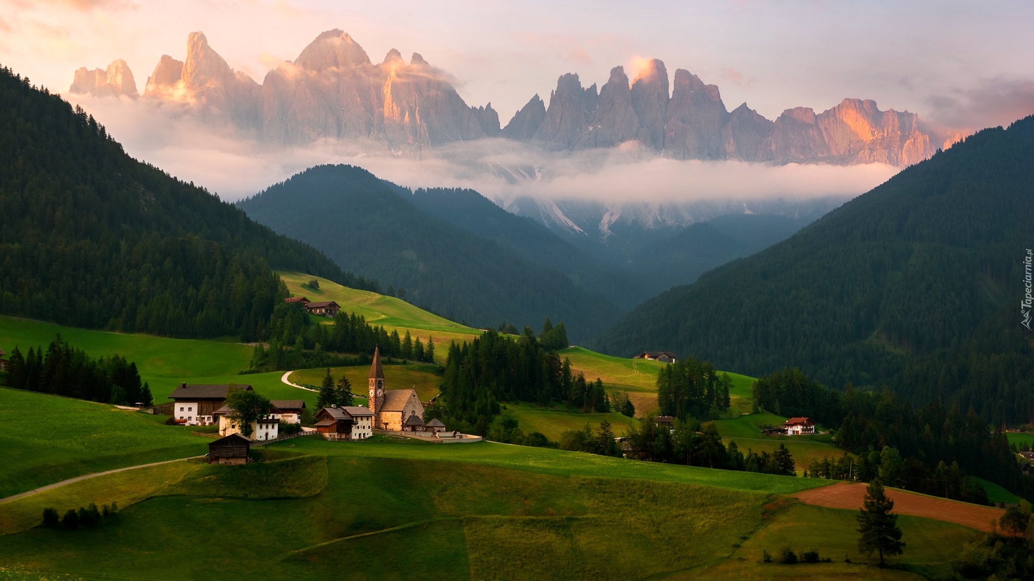 Góry, Dolomity, Wieś Santa Maddalena, Kościół, Domy, Mgła, Dolina Val di Funes, Włochy