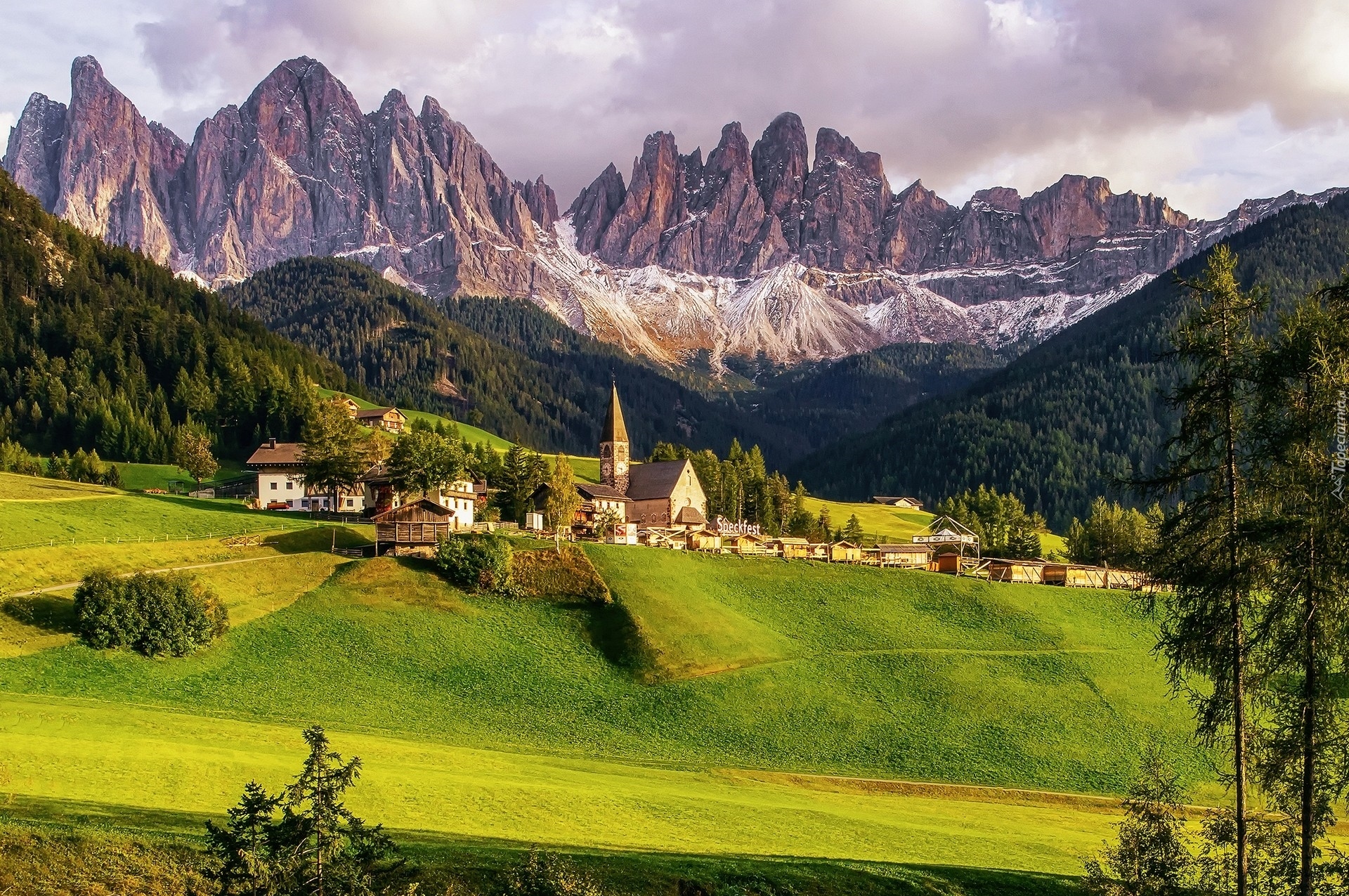 Włochy, Dolomity, Dolina Val di Funes, Wieś Santa Maddalena, Góry, Lasy, Chmury, Drzewa, Domy, Kościół