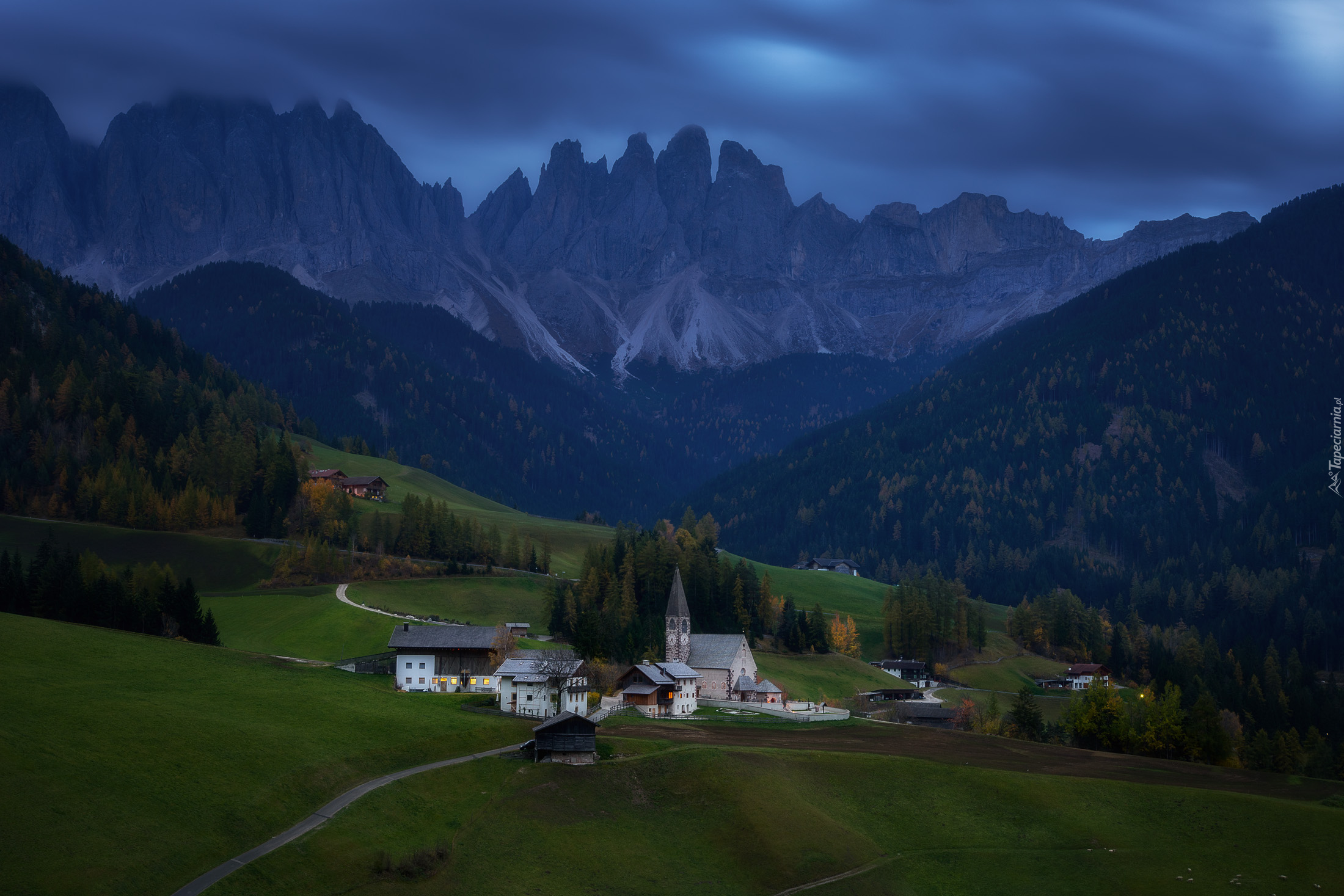 Dolina Val di Funes, Wieś Santa Maddalena, Wieczór, Góry, Dolomity, Lasy, Drzewa, Domy, Kościół, Włochy