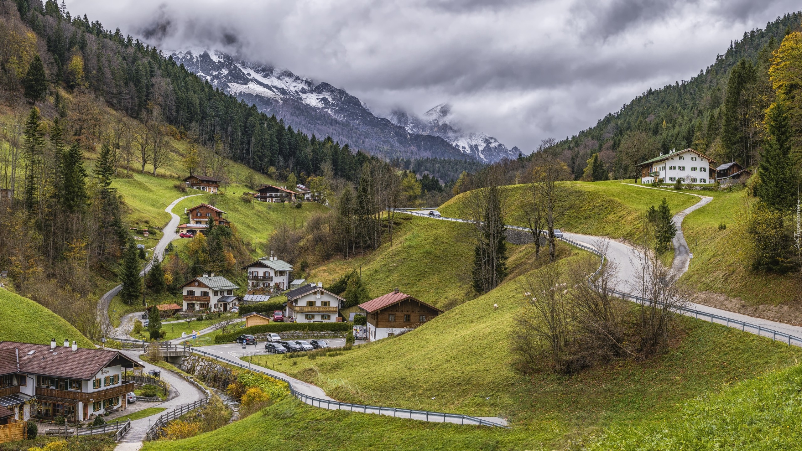 Szwajcaria, Gmina Albinen, Powiat Leuk, Kanton Valais, Wieś, Domy, Drogi, Góry, Drzewa