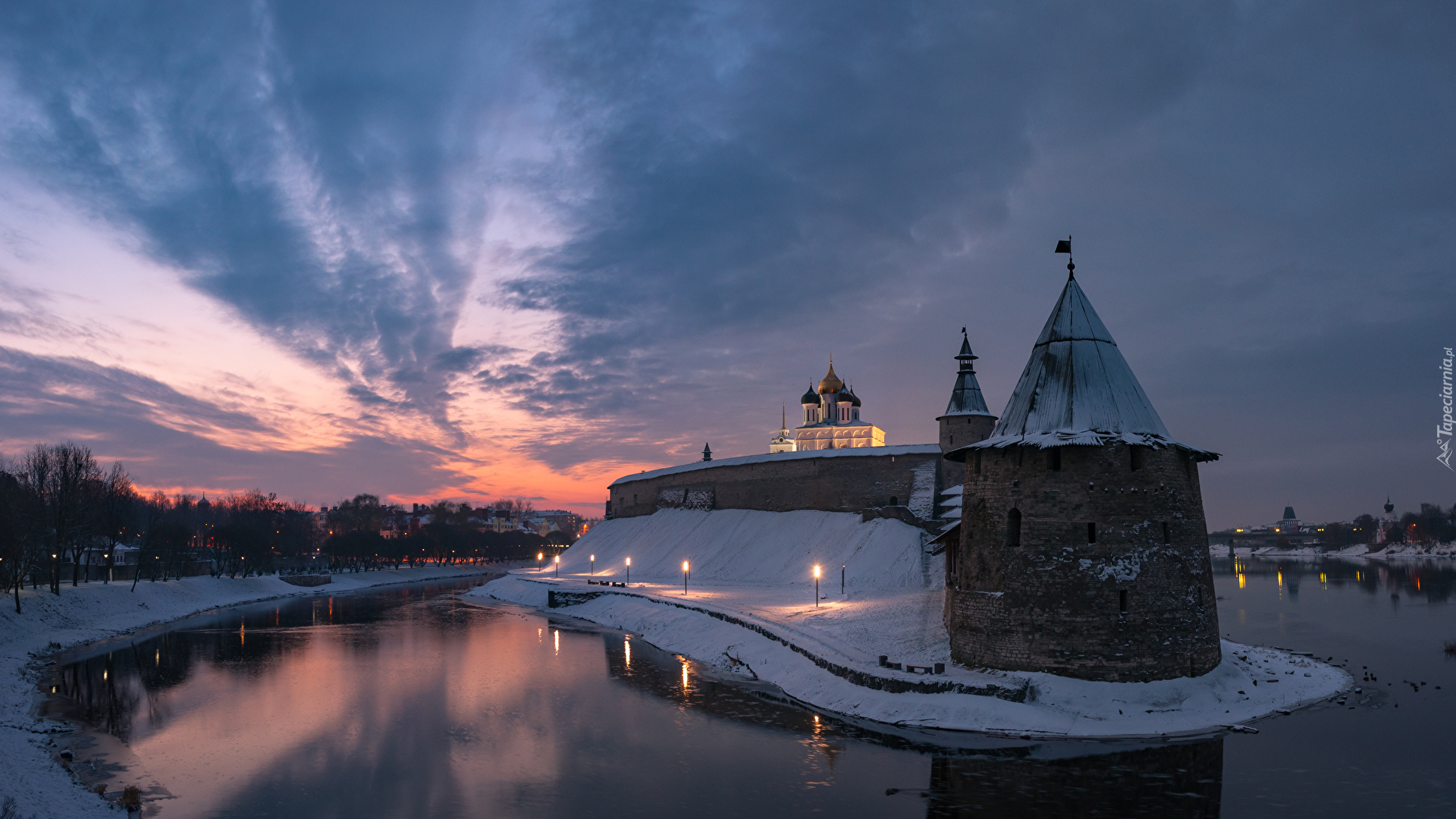 Rosja, Obwód pskowski, Psków, Wieża, Twierdza, Pskov Kremlin, Rzeka Velikaya, Zachód słońca, Chmury, Śnieg, Światła