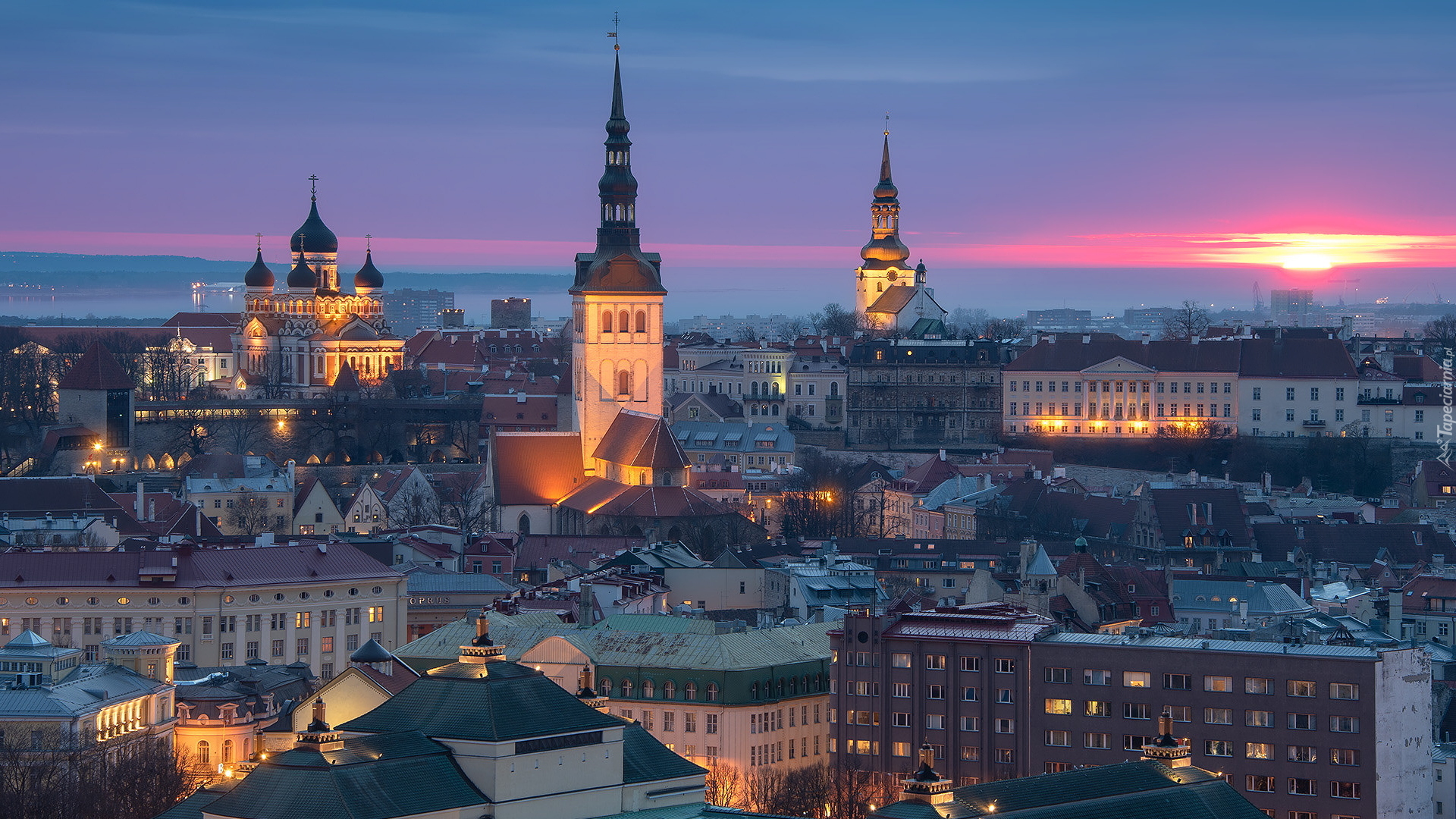 Tallinn, Stare Miasto, Kościół św. Olafa, Kościół św. Mikołaja, Cerkiew, Sobór św. Aleksandra Newskiego, Domy, Oświetlone, Wieże, Estonia