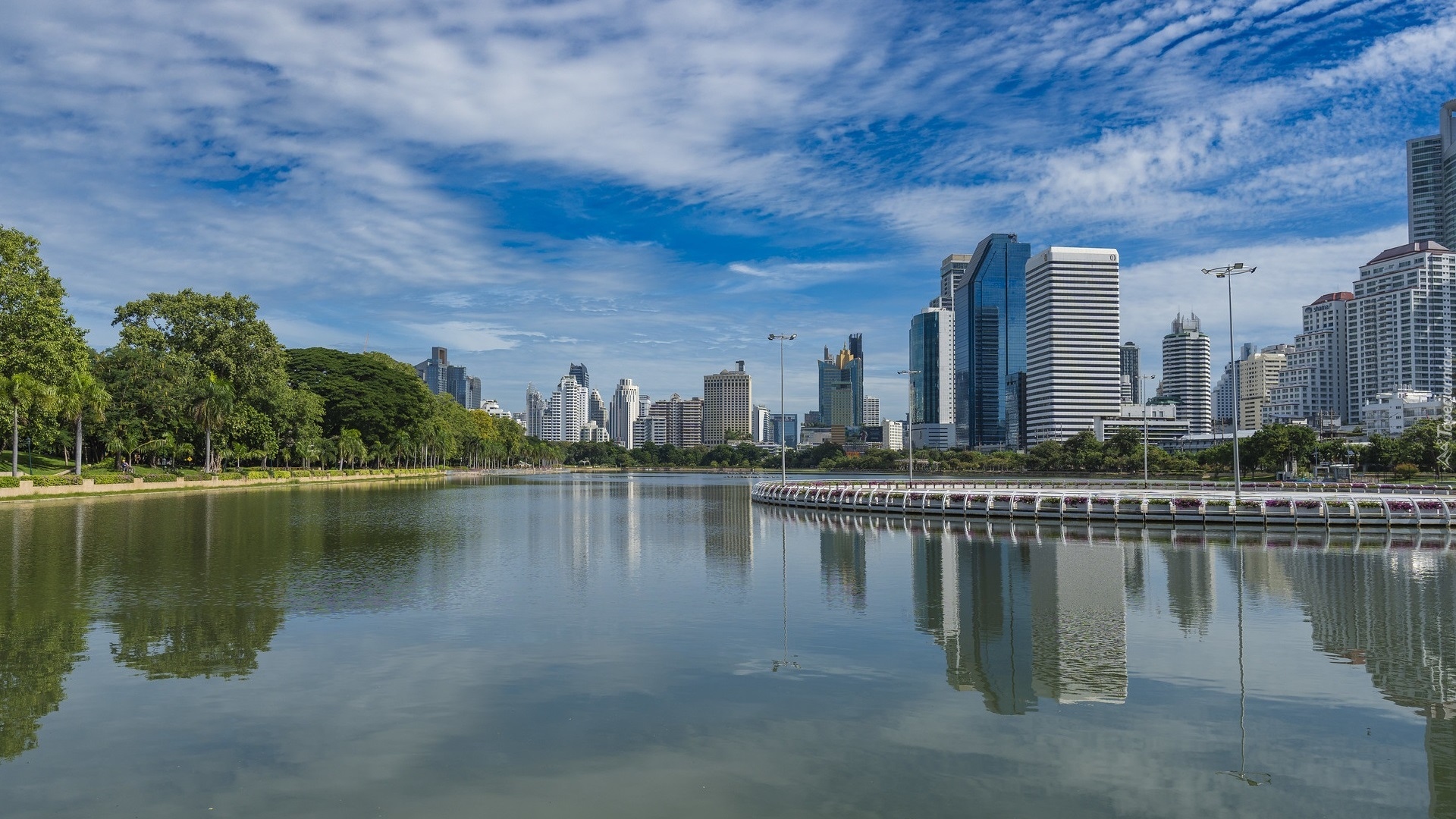 Jezioro, Benjakitti Lake, Wieżowce, Drzewa, Bangkok, Tajlandia