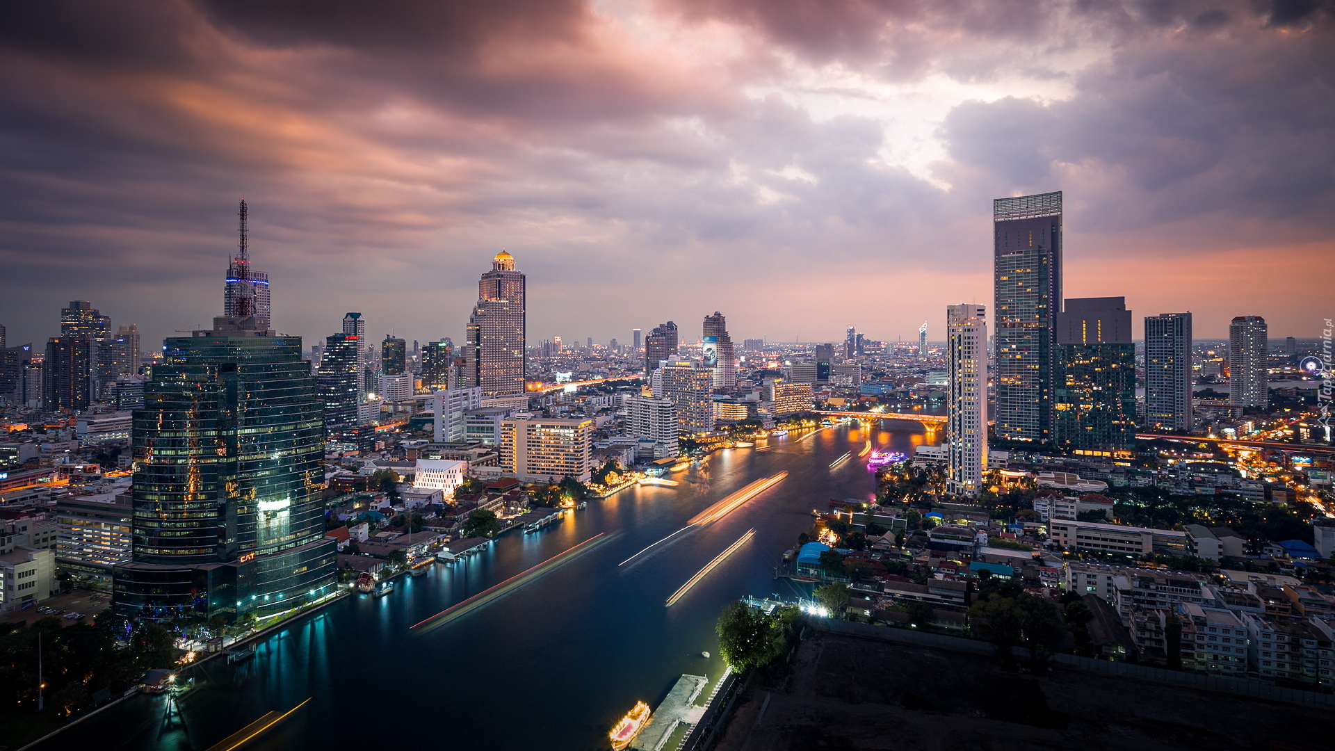 Dzielnica Khlong San, Bangkok, Tajlandia, Rzeka Menam, Chao Phraya River, Wieżowce, Zmrok