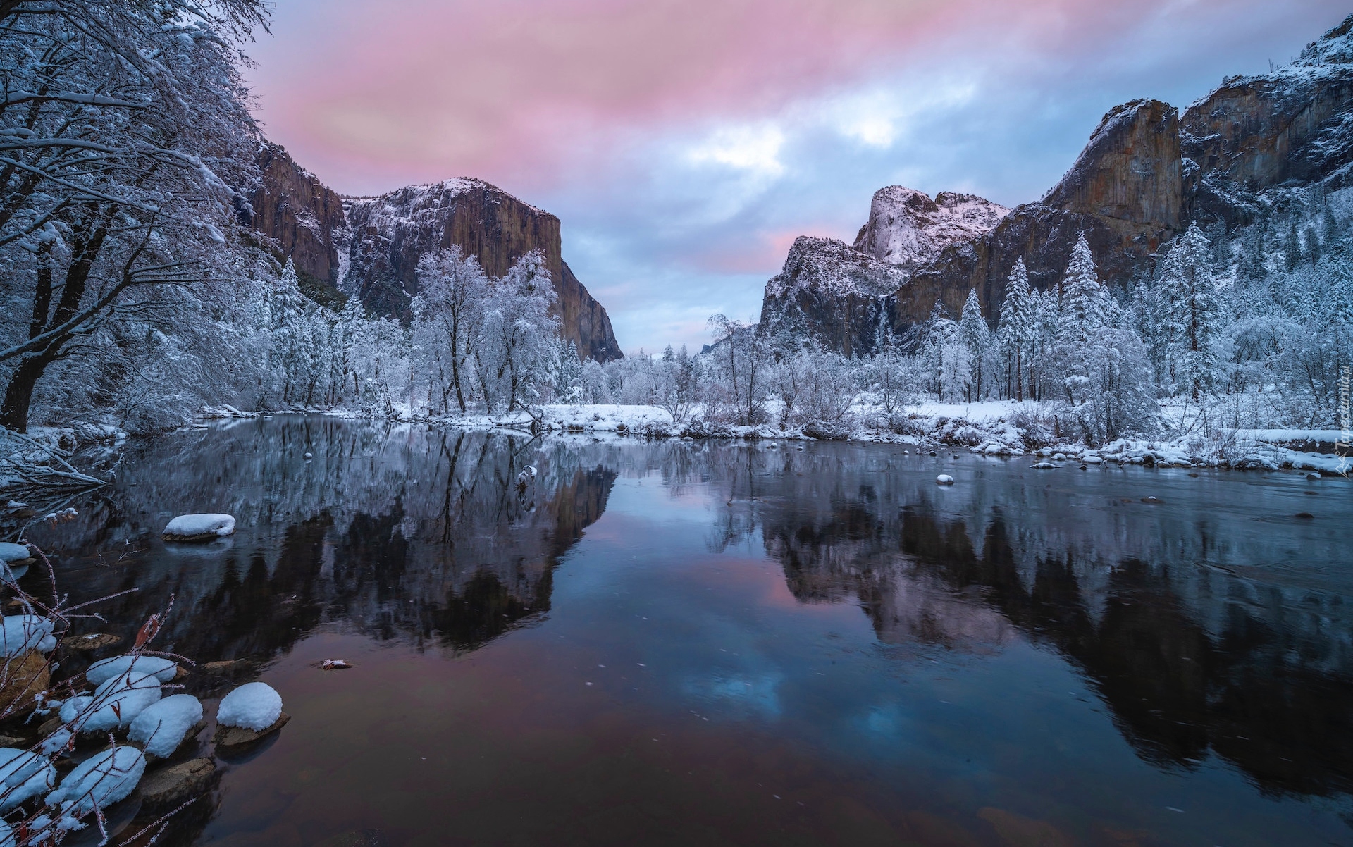 Stany Zjednoczone, Kalifornia, Park Narodowy Yosemite, Rzeka, Merced River, Góry, Sierra Nevada, Zima, Drzewa, Odbicie